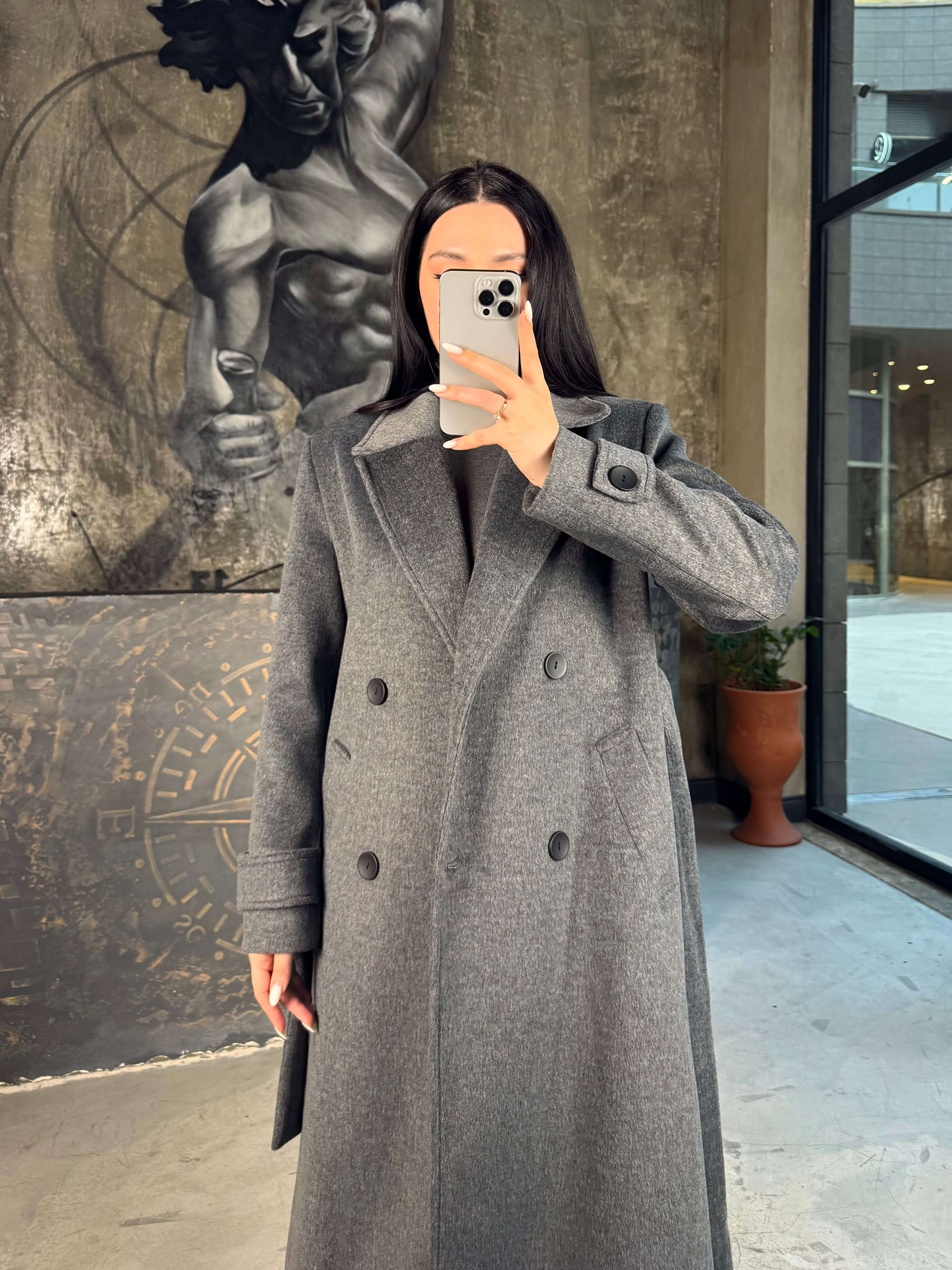 Brendes Kolları Apoletli Kuşaklı Uzun Boy Önü Düğmeli Arkası Yırtmaçlı Yün Karışımlı Rahat Kalıp Kaban Gri