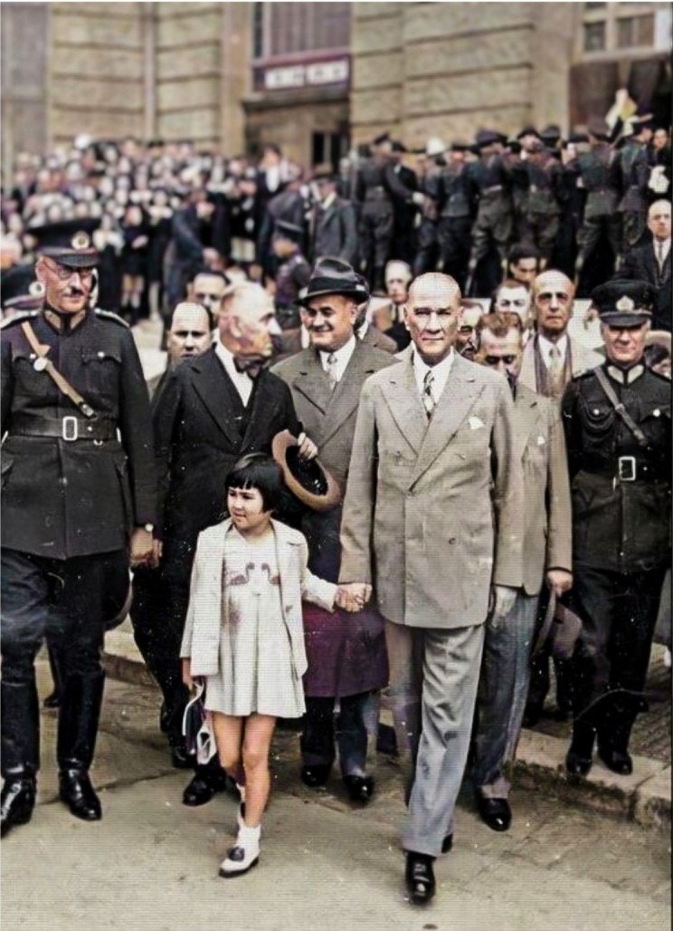 Atatürk Halk ile yürüyüşte