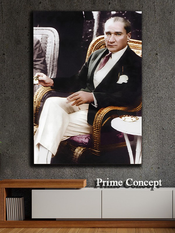 Beyaz pantolonlu Atatürk