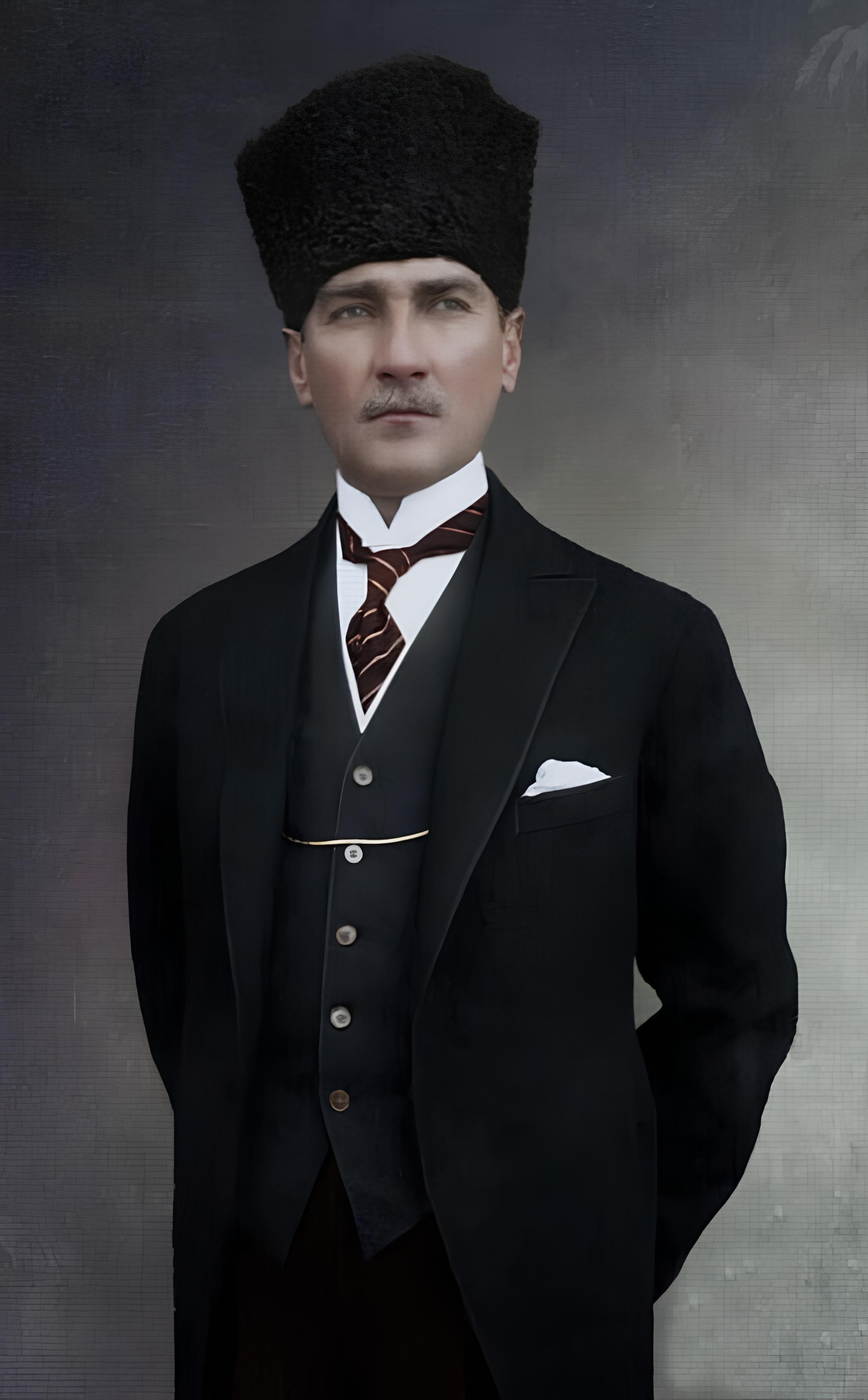 Takım elbiseli Atatürk