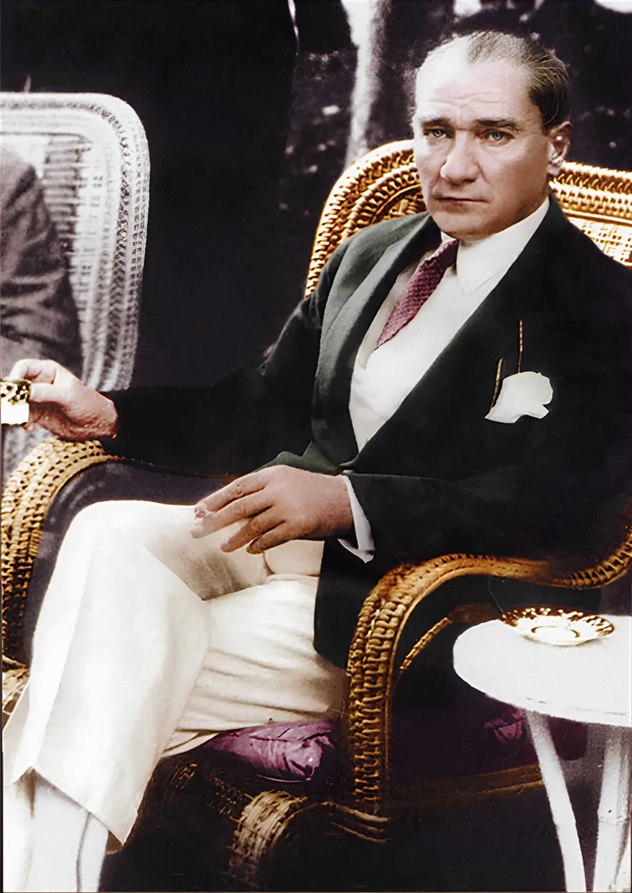 Beyaz pantolonlu Atatürk
