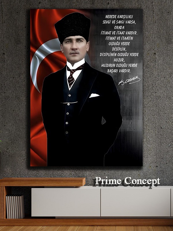 TAkım elbiseli bayraklı Atatürk