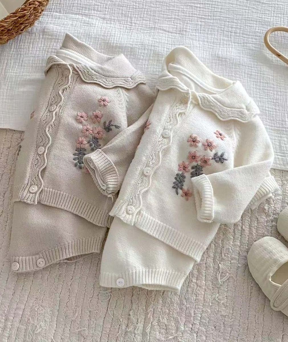 Strampler-Set mit Trägern und bestickter Strickjacke für Babymädchen - 2421 - Elfenbein