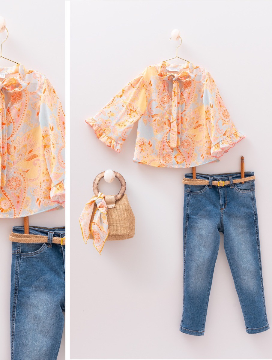 Mädchen Bluse mit Jeans und Accesoires in Paisley Farbe - Mehrfarbige Top & Jeans