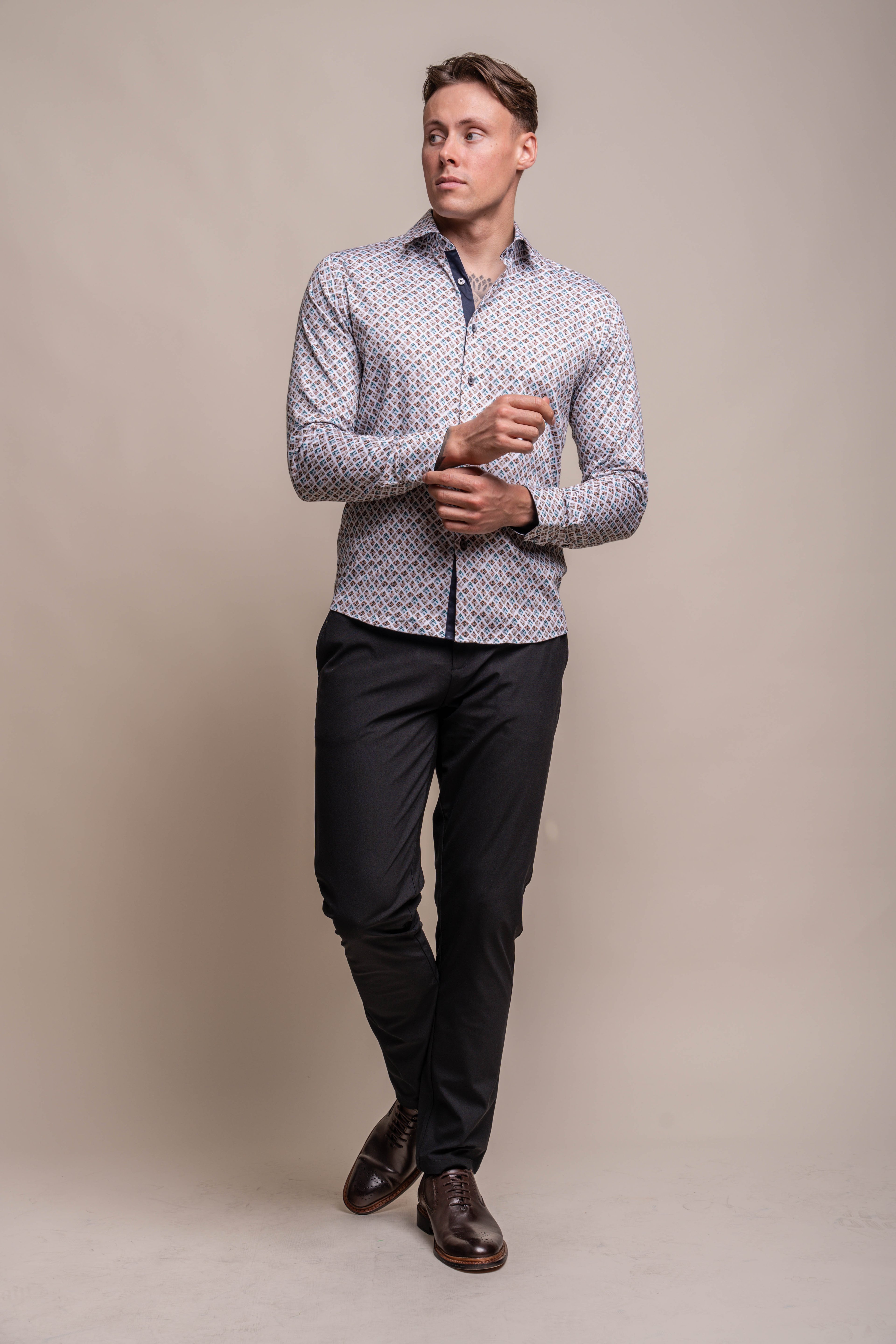 Chemise en coton à manches longues et coupe slim avec motif carré pour hommes