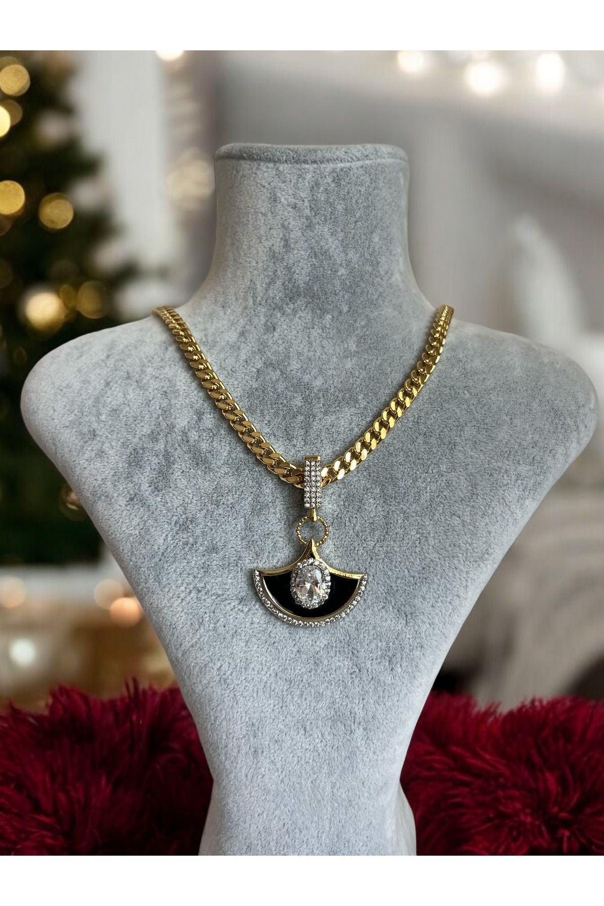 Çağla Şikel Ema Model Siyah Detaylı Zirkon Taşlı Charm Kolye