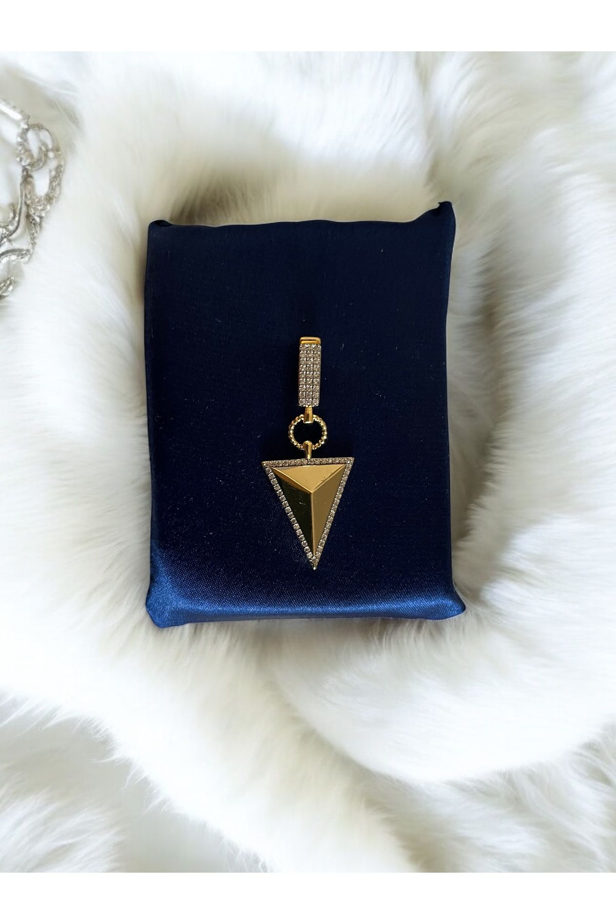 Çağla Şikel Ema Model Charm Kolye