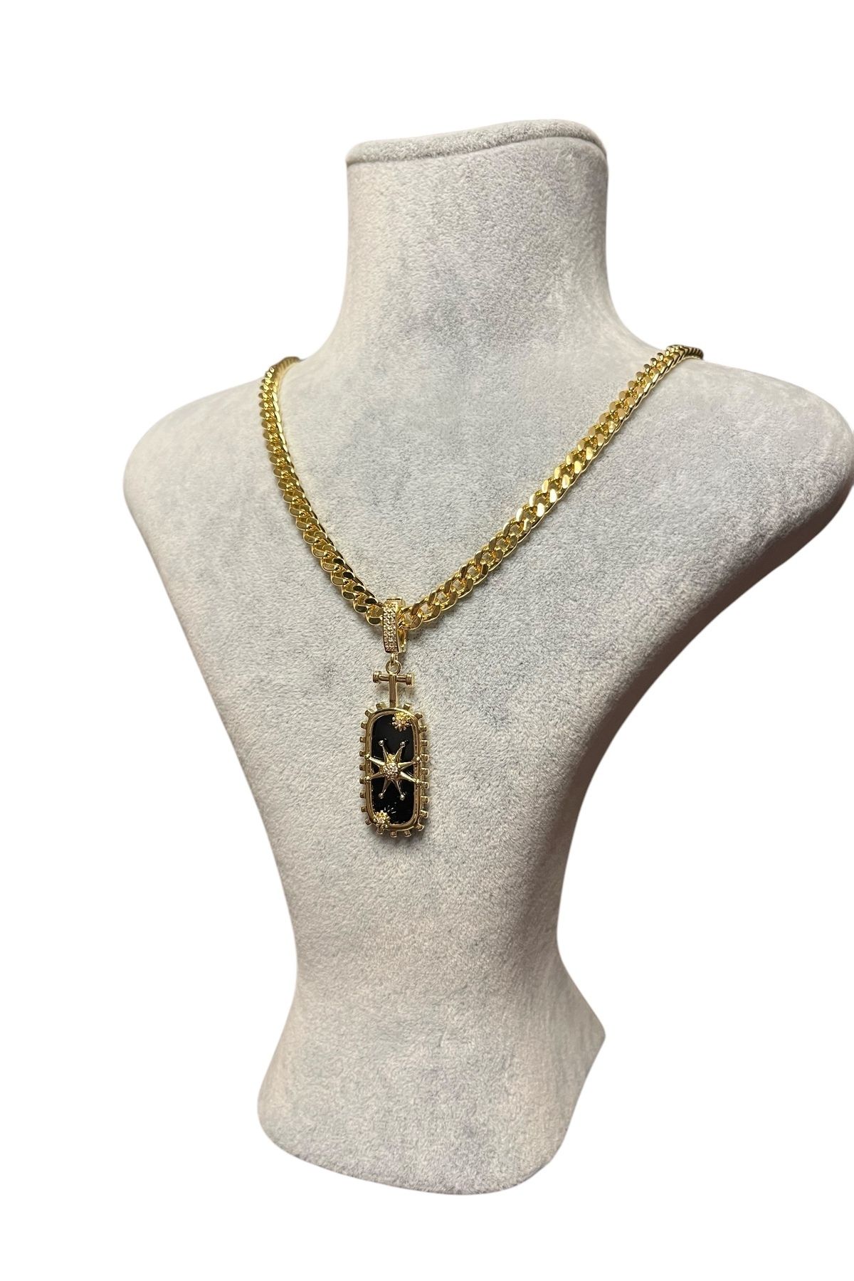 Çağla Şikel Ema Model Charm Kolye