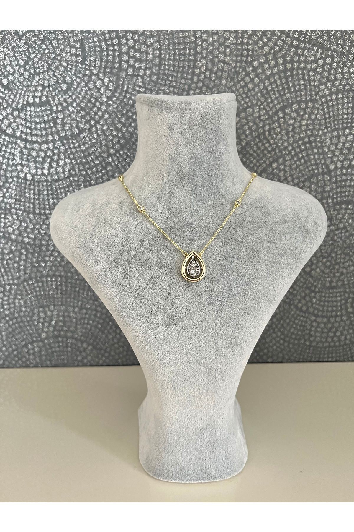 Altın Rengi Damla Model Taşlı Kolye