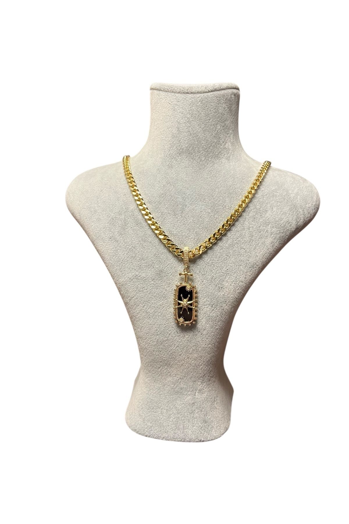 Çağla Şikel Ema Model Charm Kolye