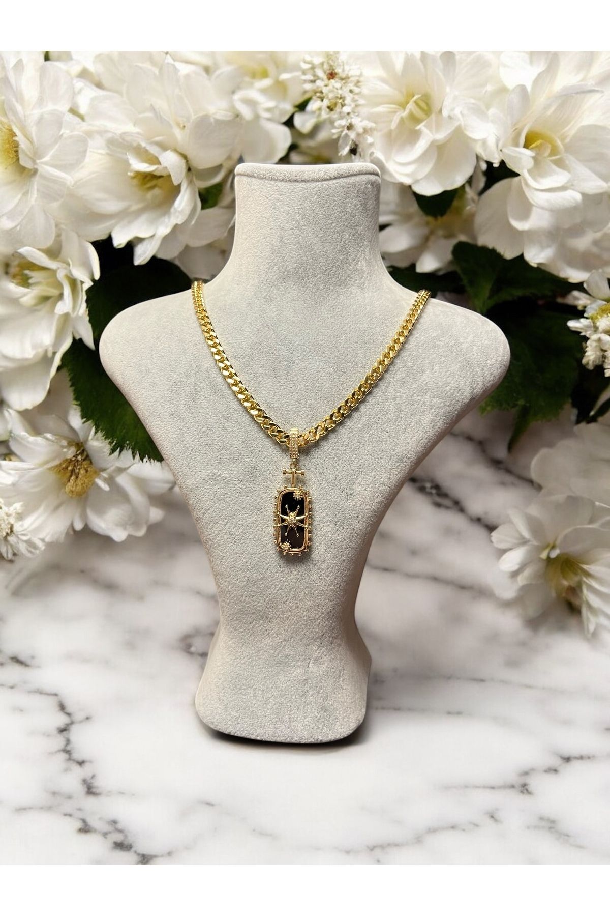 Çağla Şikel Ema Model Charm Kolye