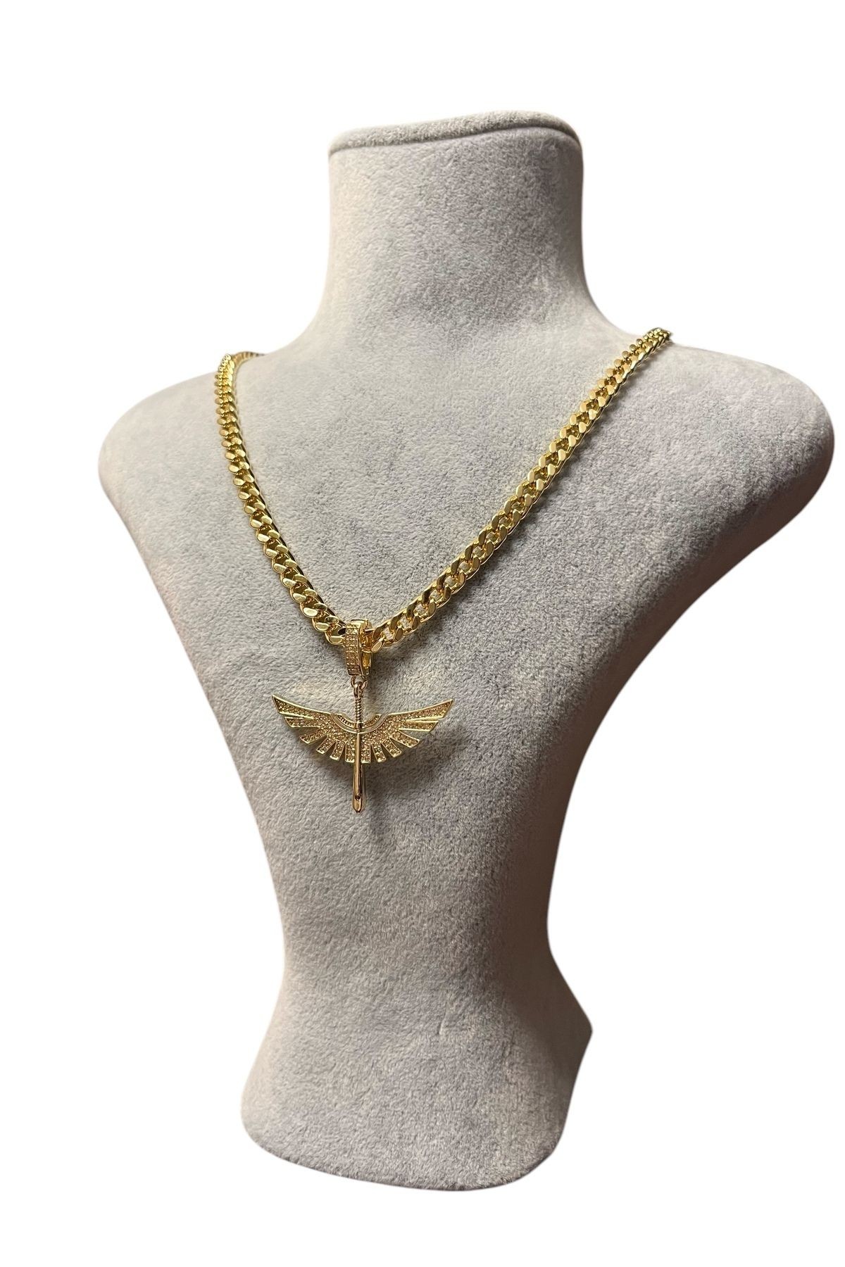 Çağla Şikel Ema Model Charm Kolye