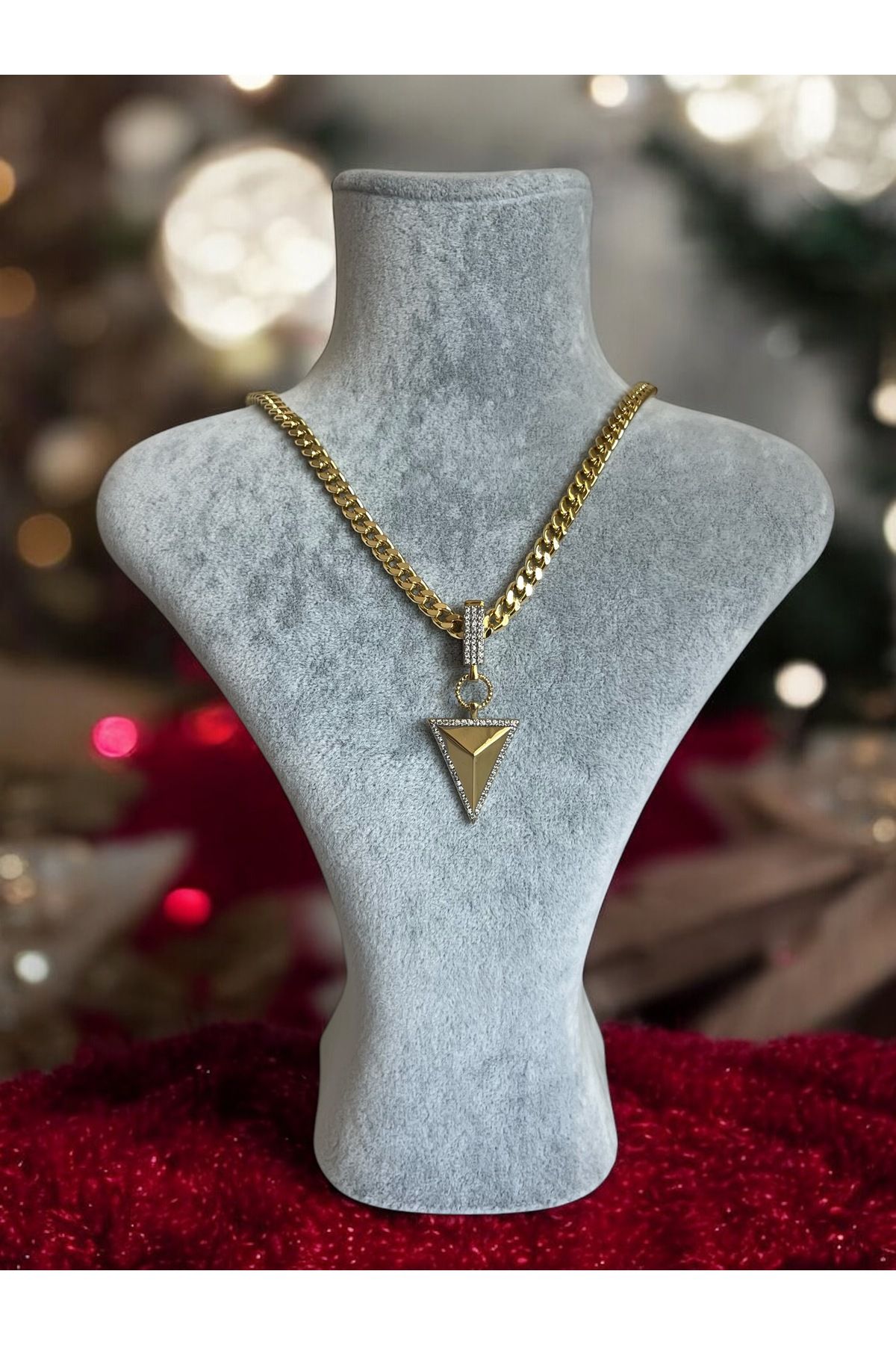 Çağla Şikel Ema Model Charm Kolye