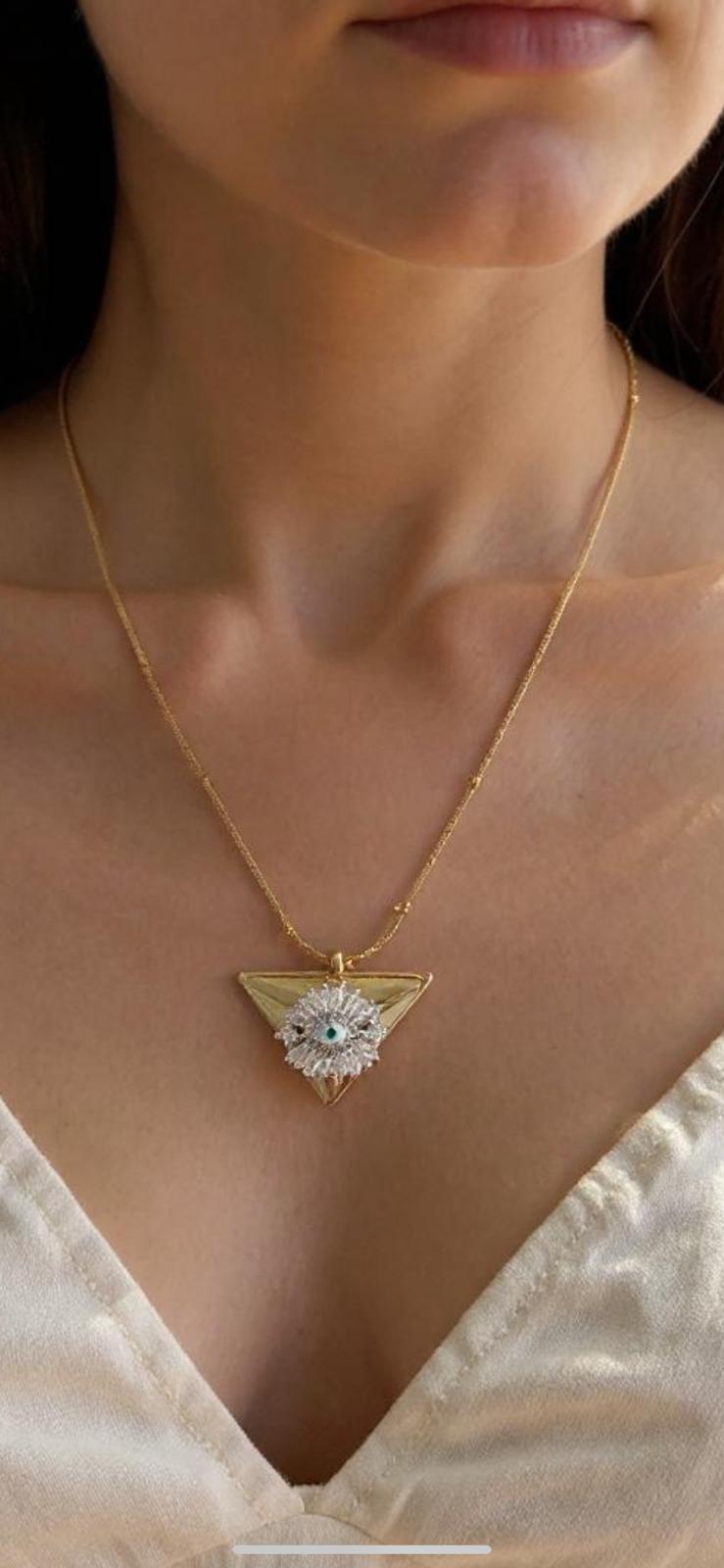 Çelik Üçgen Göz Kolye