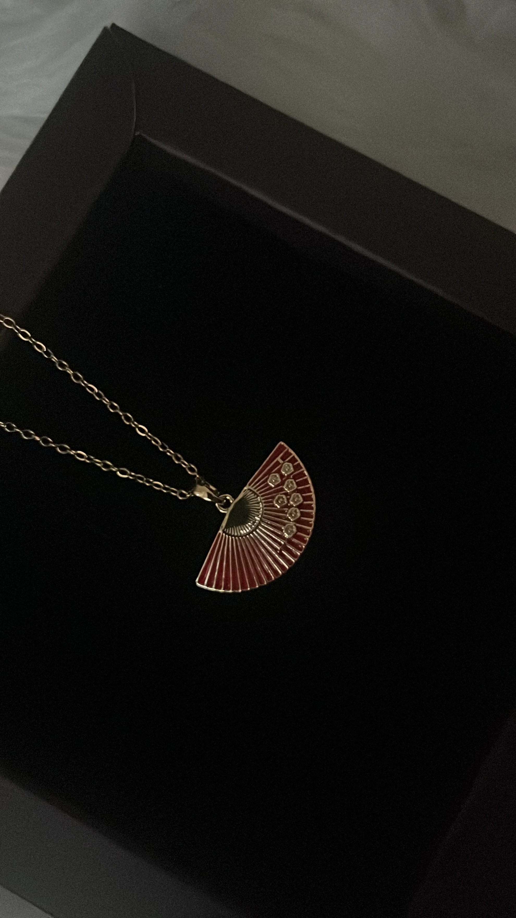 Çelik | Kırmızı Mineli Yelpaze Kolye