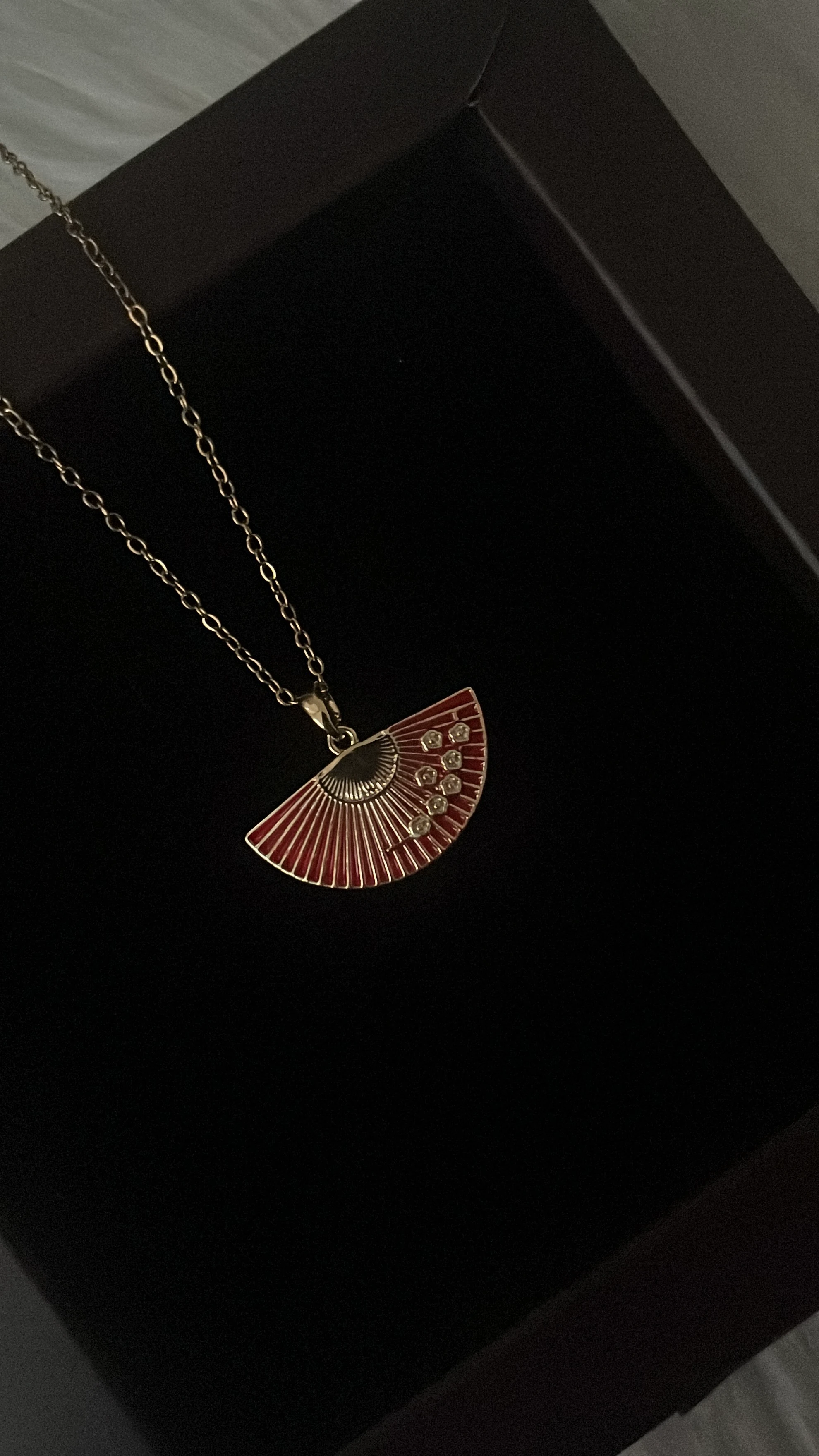 Çelik | Kırmızı Mineli Yelpaze Kolye