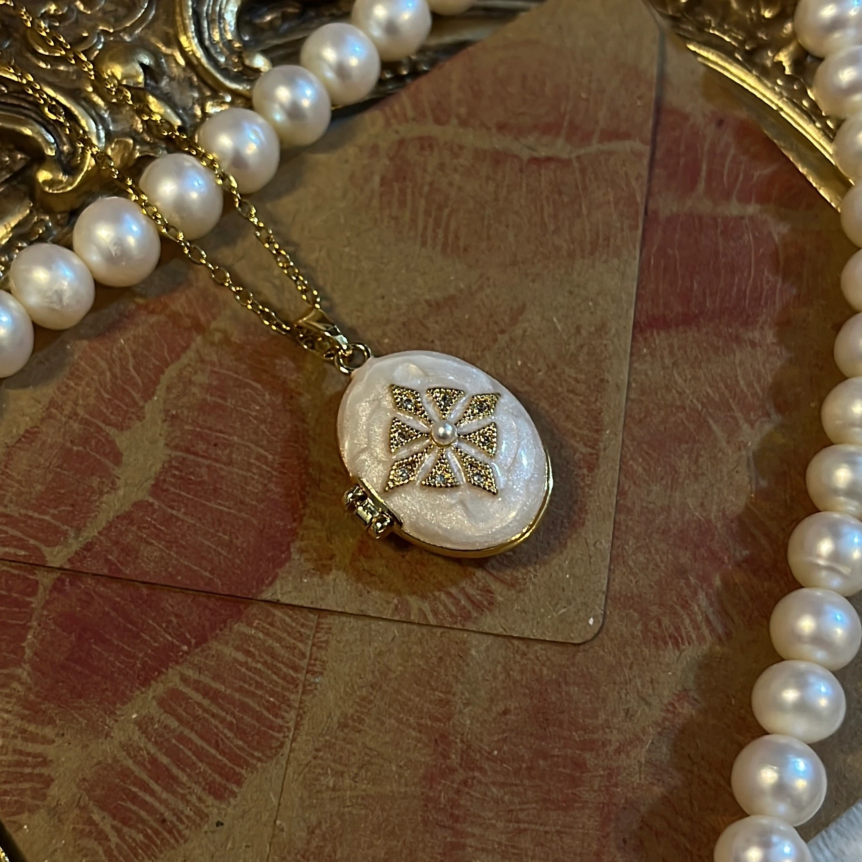 Vintage Mineli Kapaklı Locket Kolye