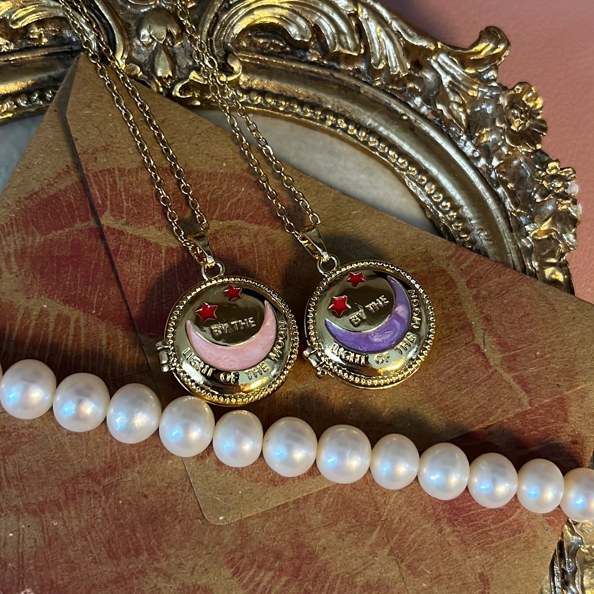 Vintage Ay Motifli Kapaklı Locket Kolye 