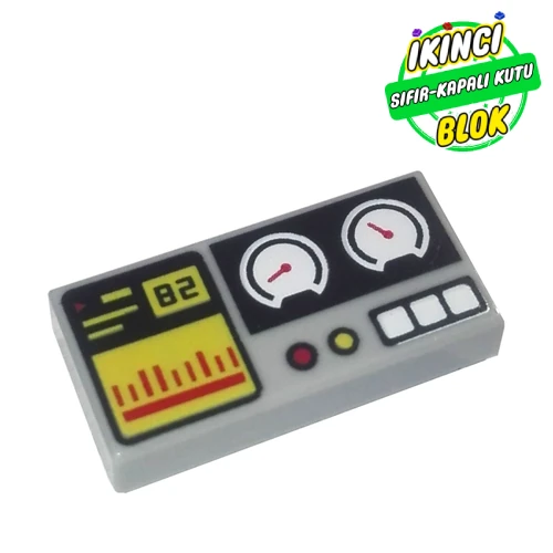 LEGO® Tile 1 x 2 with Gauges, '82', and Buttons print Açık Mavimsi Gri Sıfır