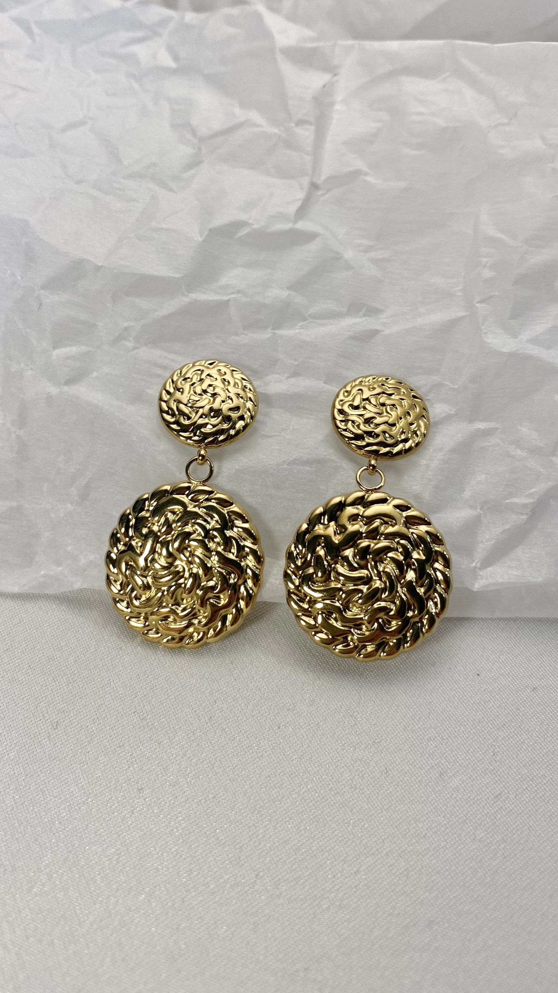 Çelik Vintage Kendinden Dokulu Sarkıntı Küpe Gold 