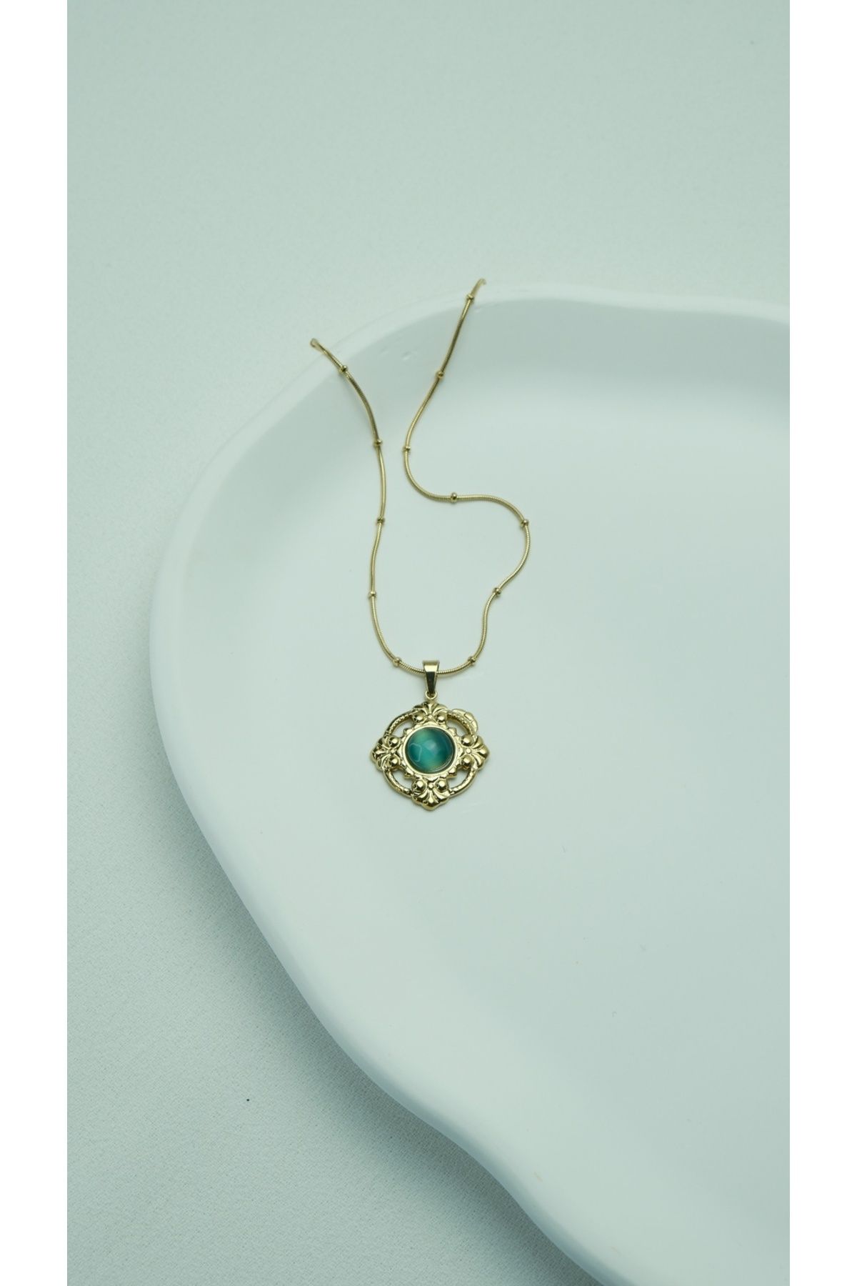 Çelik Vintage İşlemeli Yeşil Taşlı Pinterest Gold Kolye