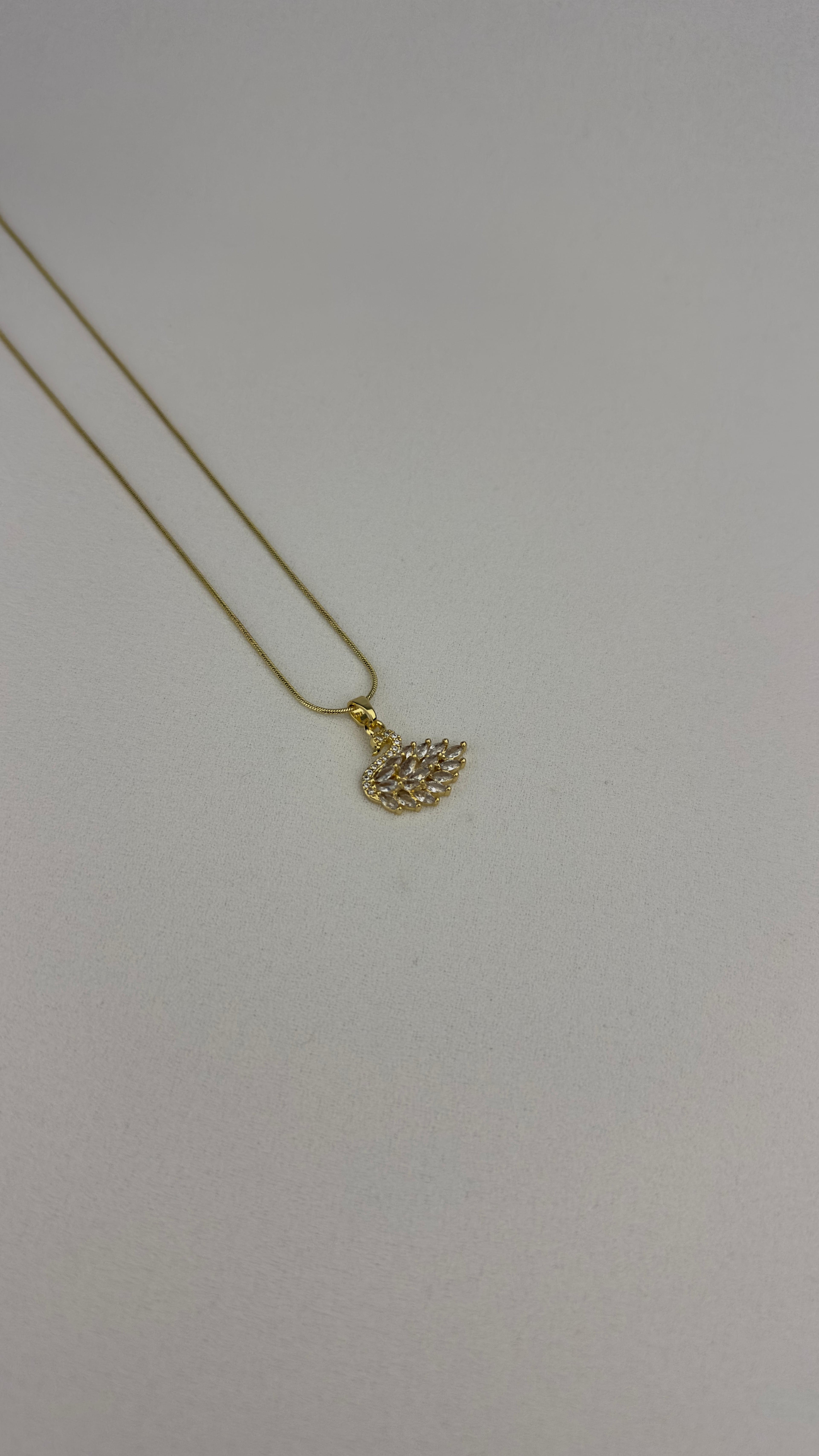 Çelik Kuğu Zirkon Taşlı Kolye Gold 