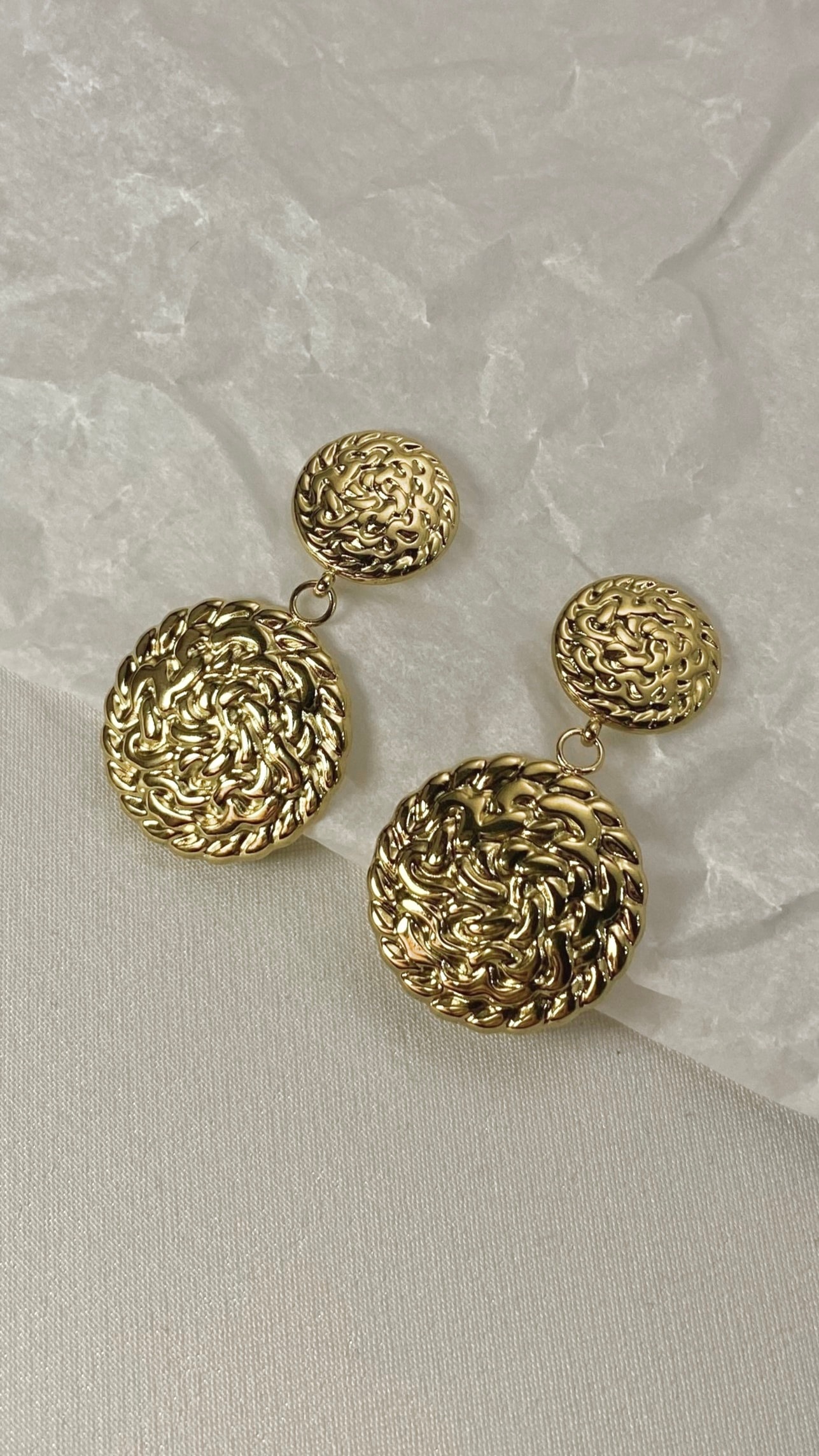 Çelik Vintage Kendinden Dokulu Sarkıntı Küpe Gold 