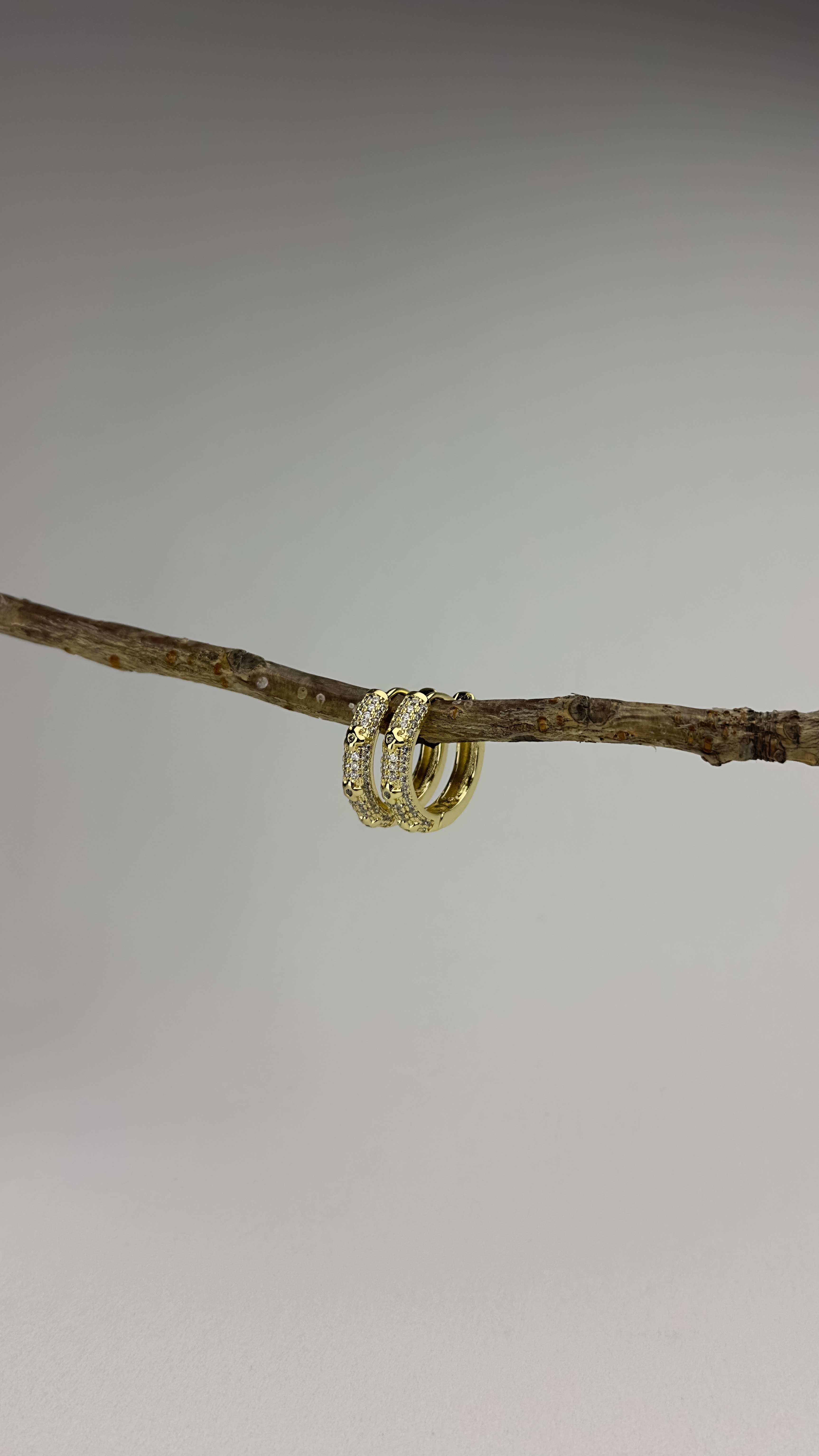 Altın Kaplama Minimal Çiçek Detaylı Zirkon Taşlı Halka Küpe Gold 