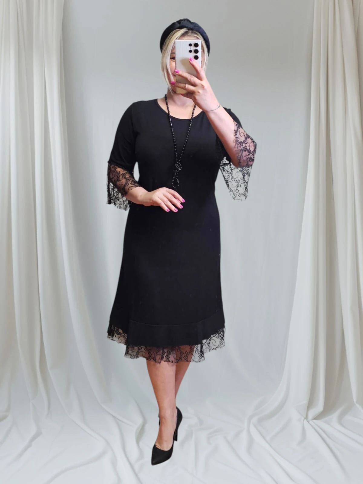 Siyah Eteği Ve Kol Ucu Dantelli Penye Elbise