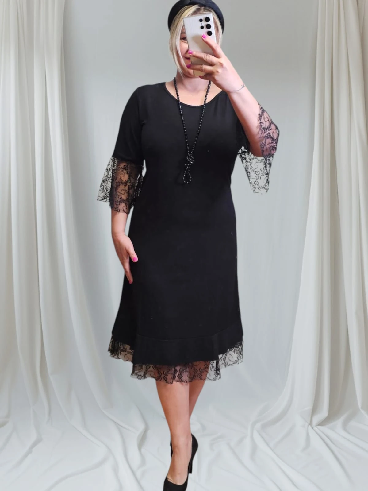 Siyah Eteği Ve Kol Ucu Dantelli Penye Elbise