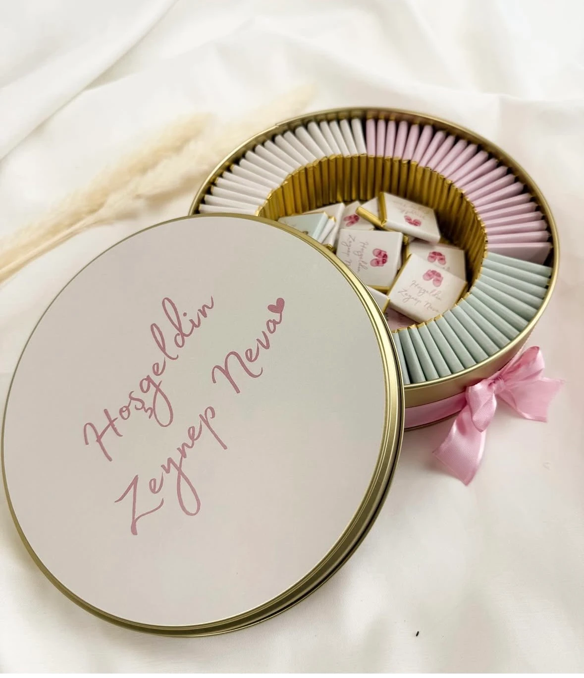 Metal Kutuda Bebek Çikolatası 100 Adet