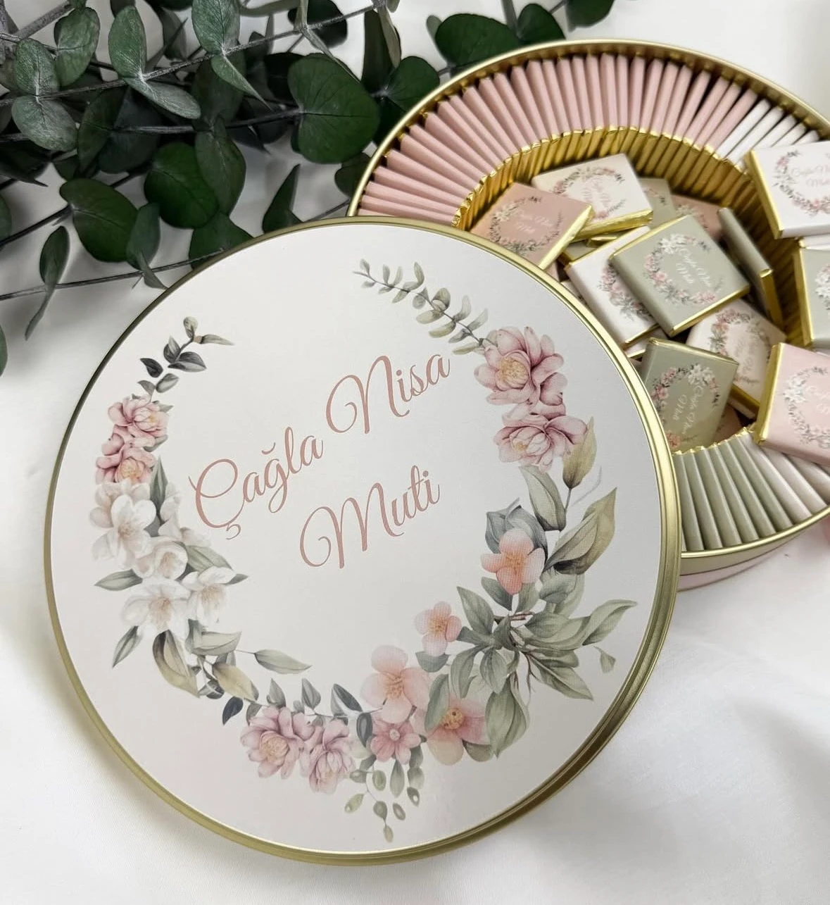 Metal Kutuda Kız Bebek Çikolatası 100 Adet