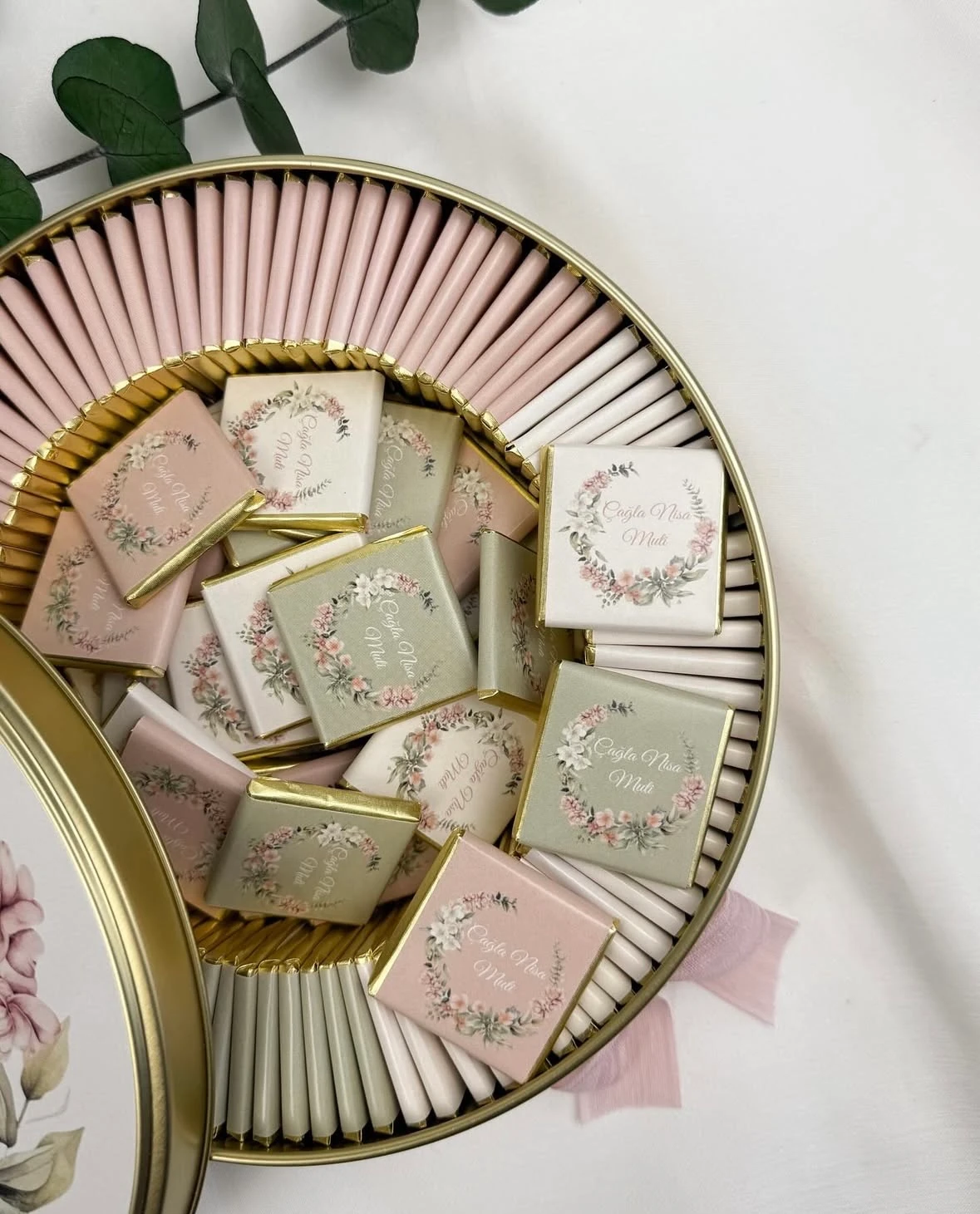 Metal Kutuda Kız Bebek Çikolatası 100 Adet