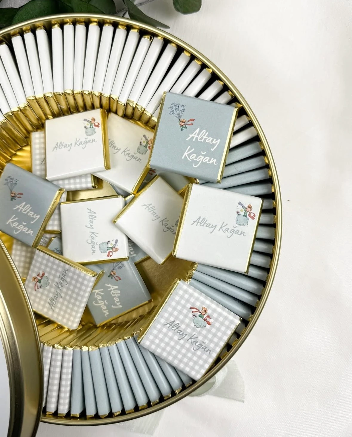 Metal Kutuda Erkek Bebek Çikolatası