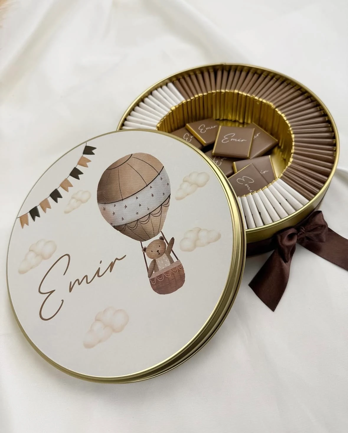 Metal Kutuda Bebek Çikolatası 100 Adet