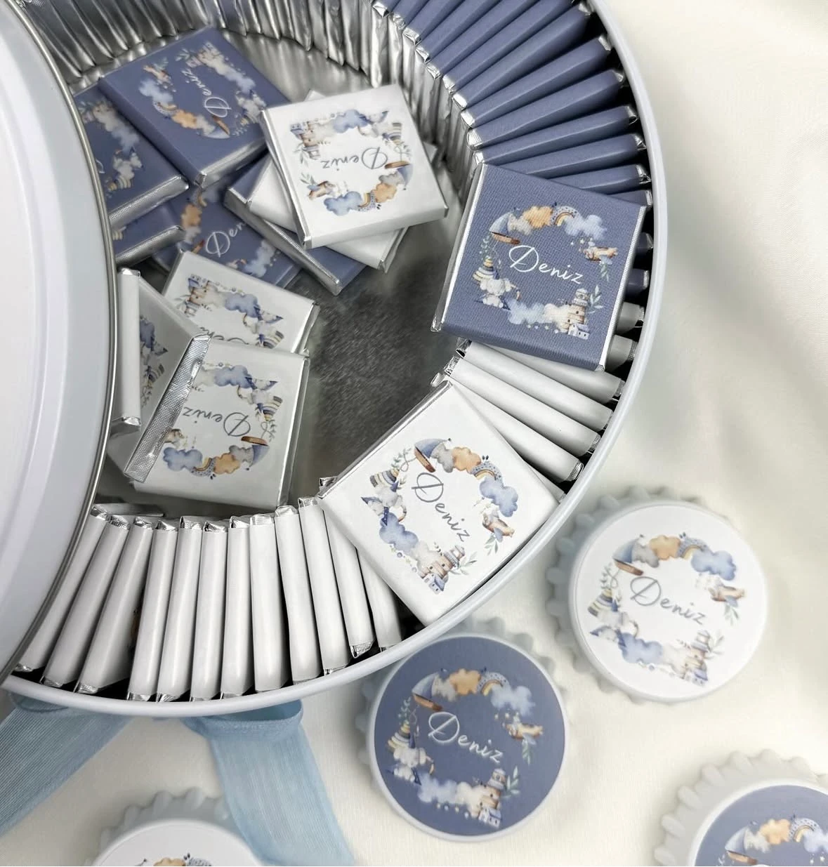 Metal Kutuda Erkek Bebek Çikolatası 100 Adet