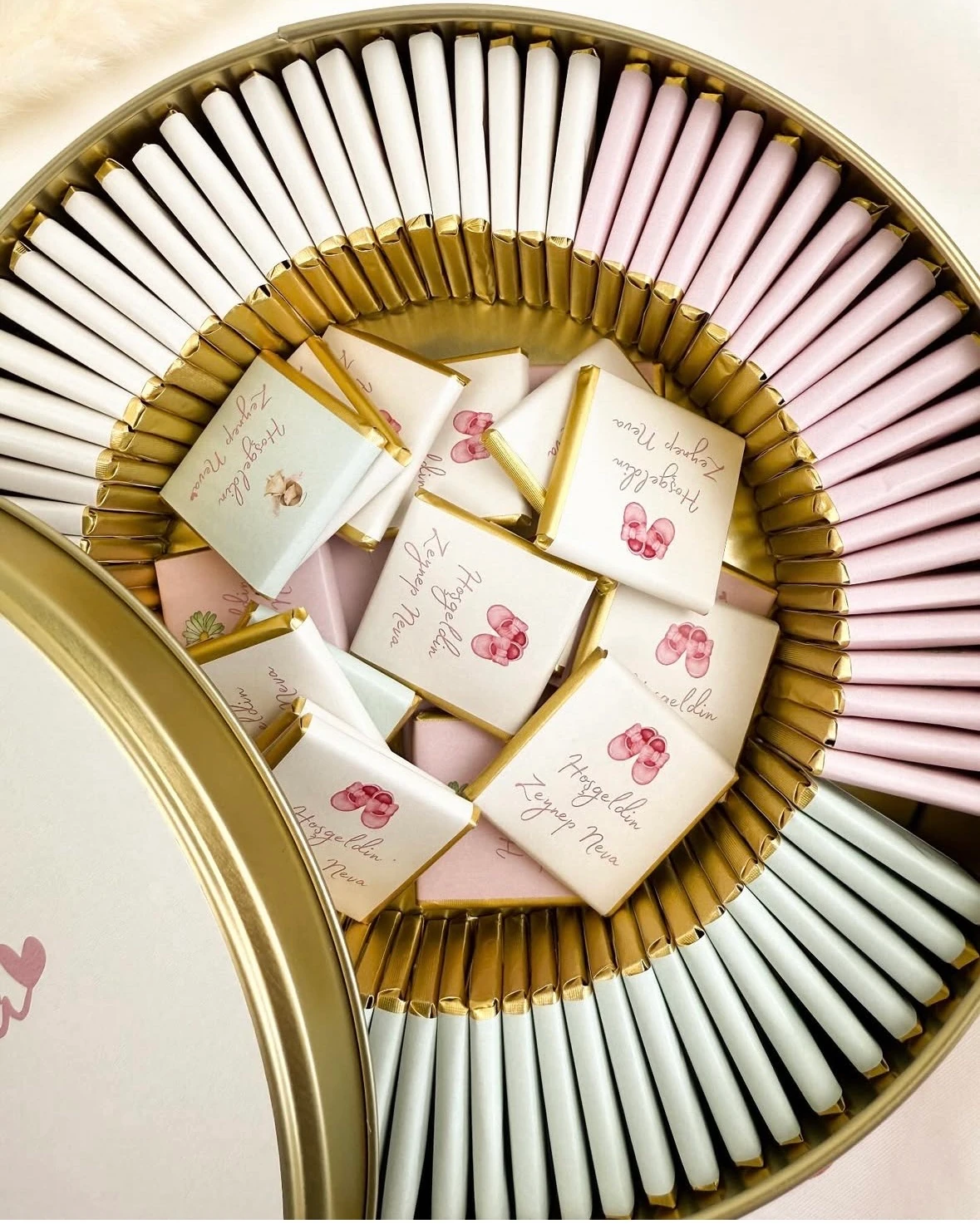 Metal Kutuda Bebek Çikolatası 100 Adet