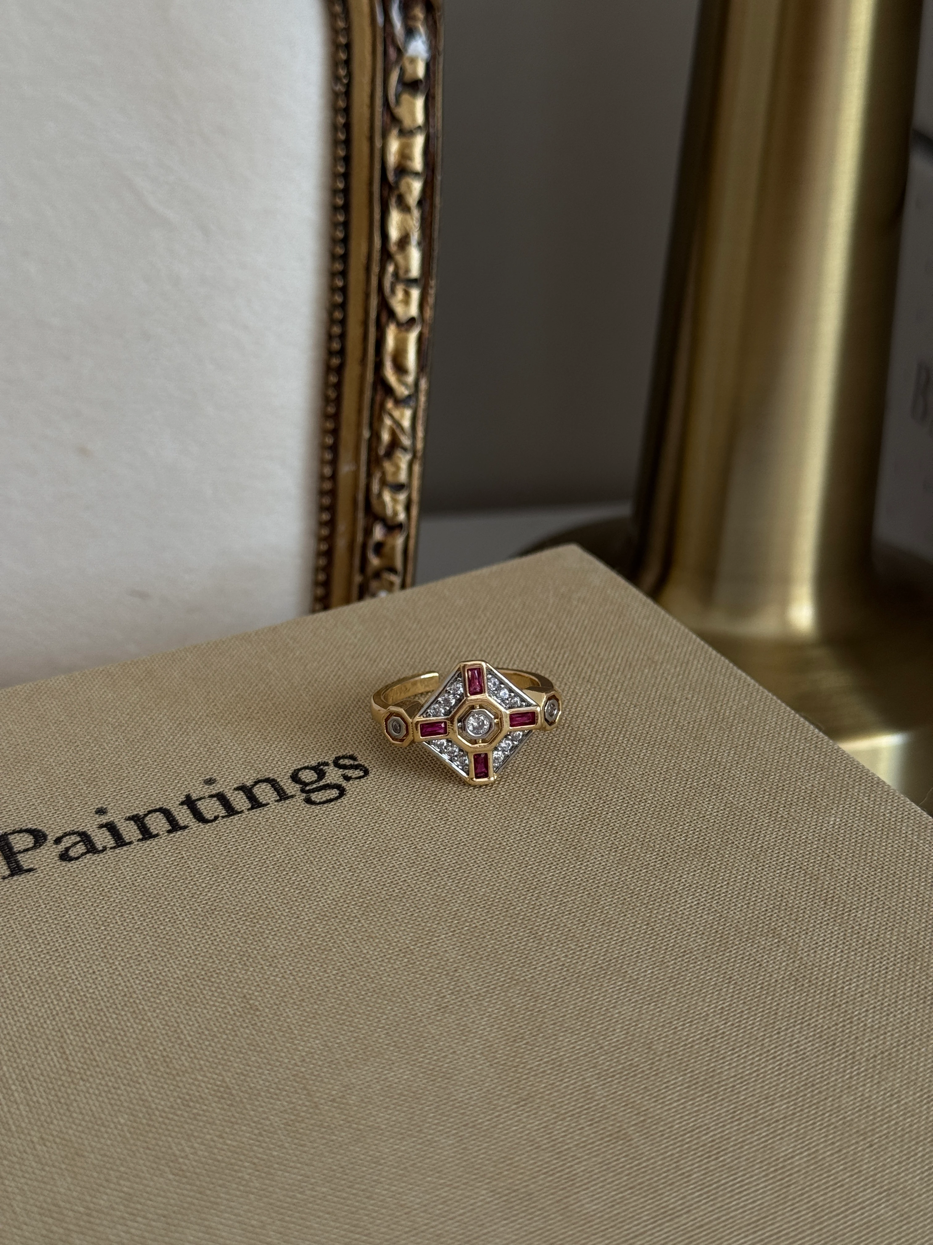 Vip Pembe Taş Detaylı Kare Yüzük