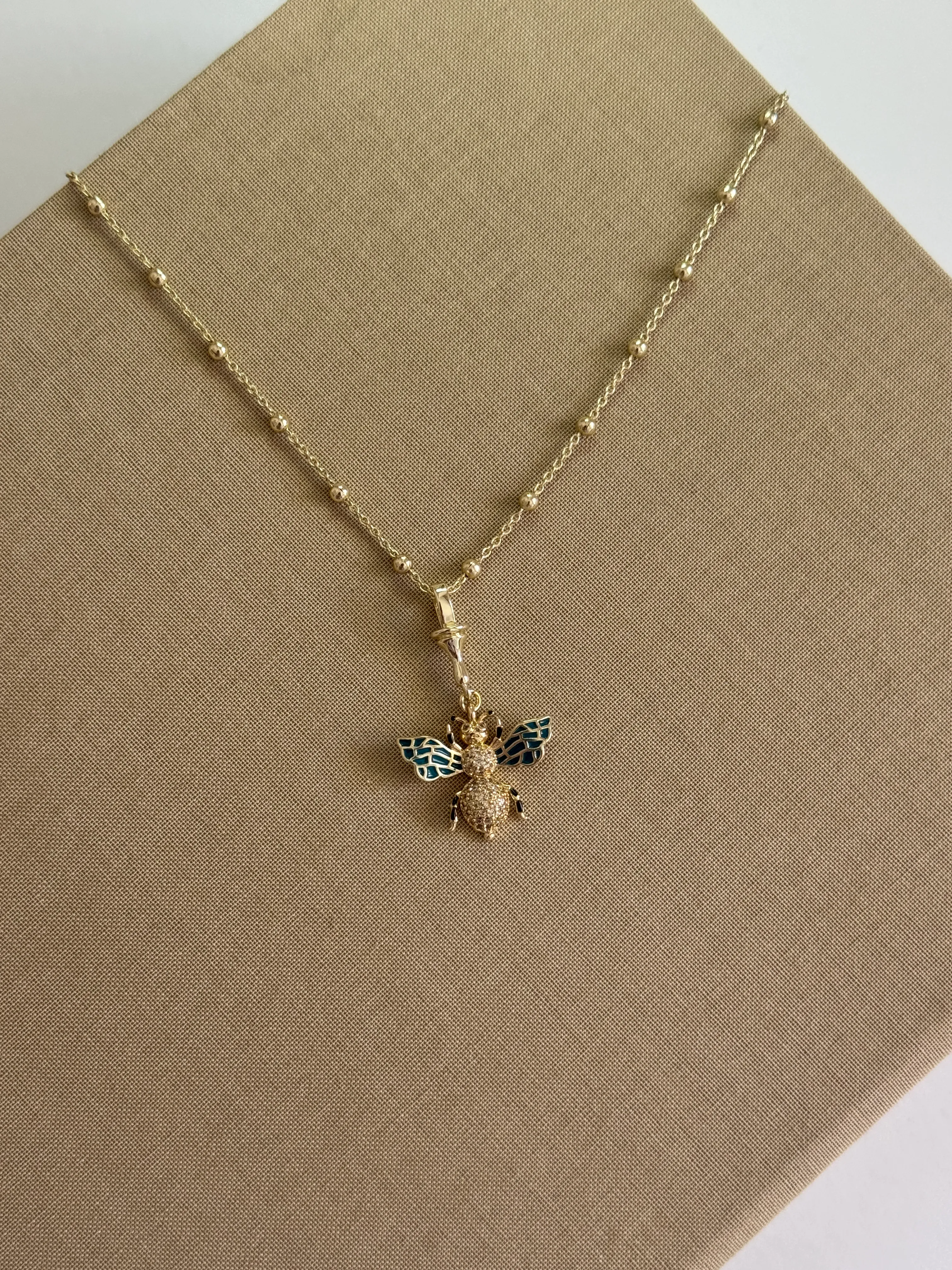 Vip Arı Charmlı Kolye