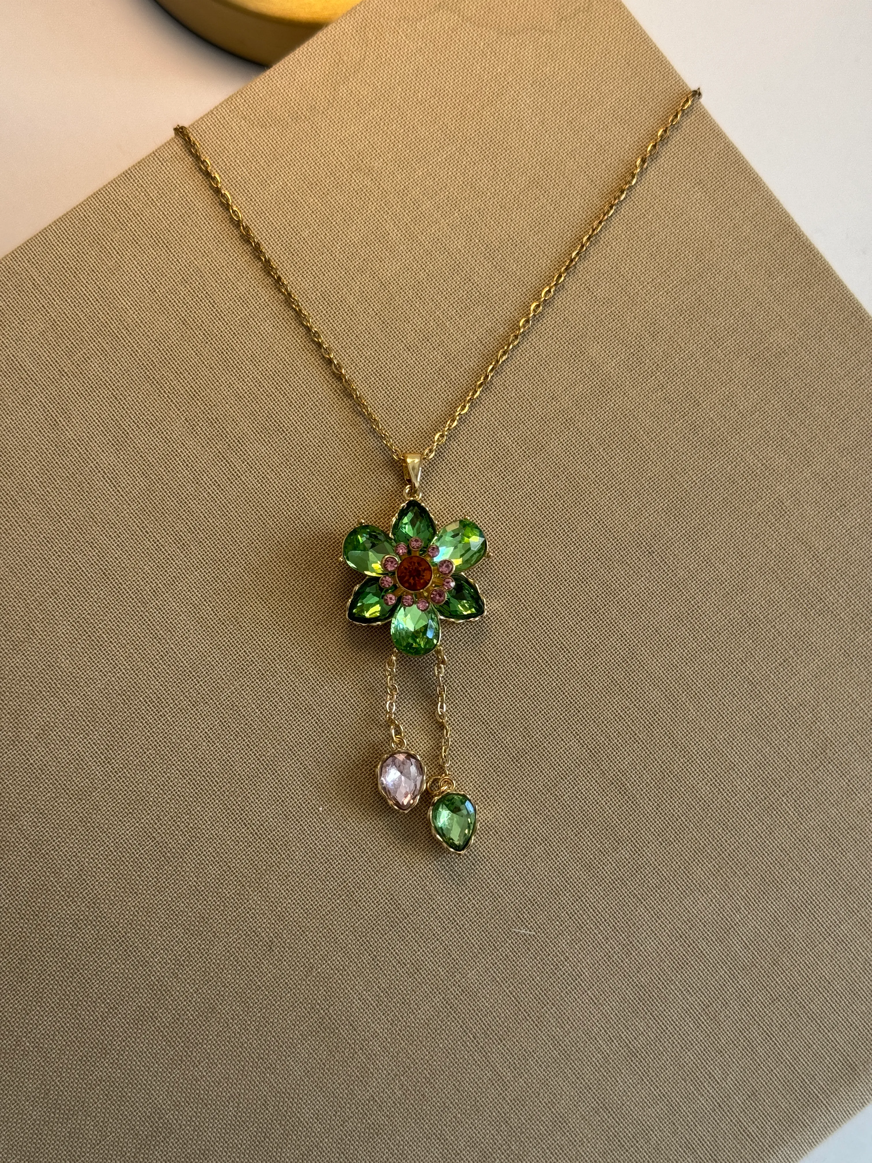 Swrvsk Model Yeşil Çiçek Kolye