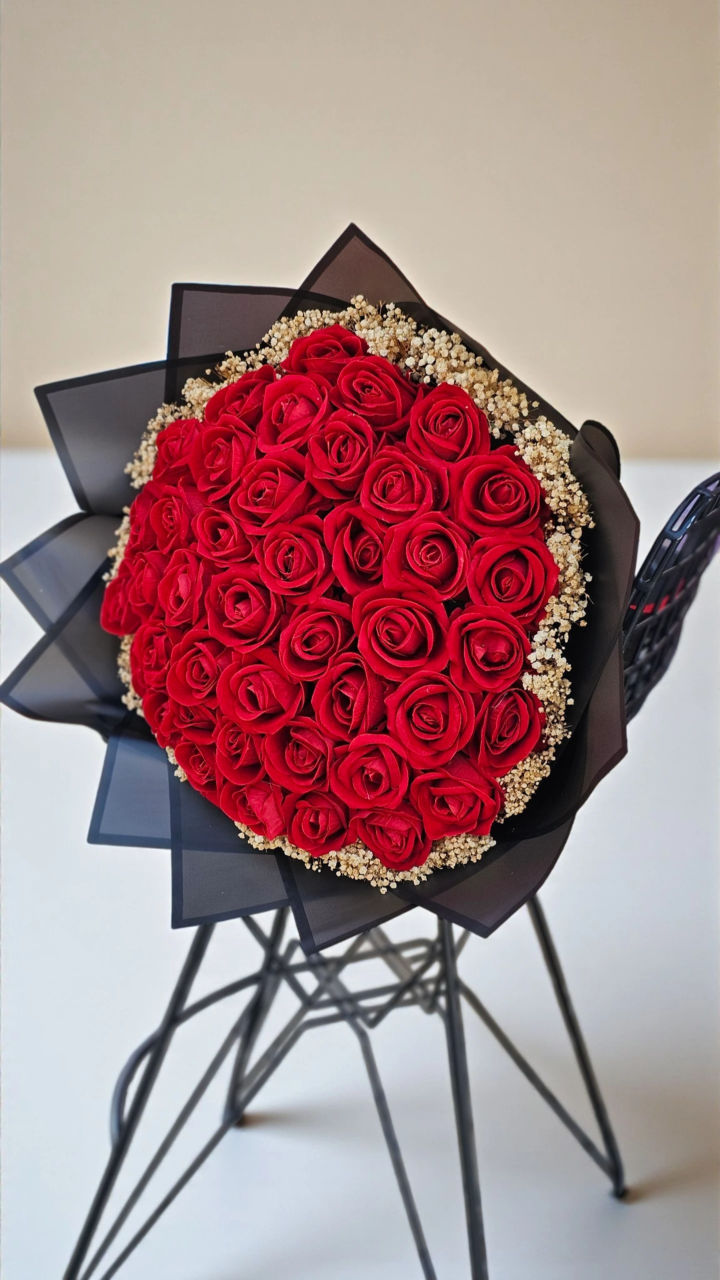 41 güllü Kadife etrafı cipsolu buket 