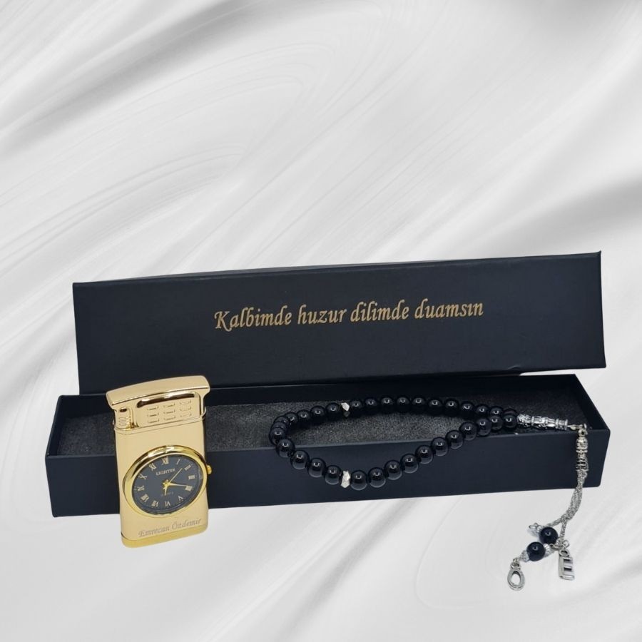 KİŞİYE ÖZEL KUTULU SAATLİ PÜRMÜZ ALEVLİ GAZLI ÇAKMAK VE HARFLİ ONİKS DOĞAL TAŞLI TESBİH