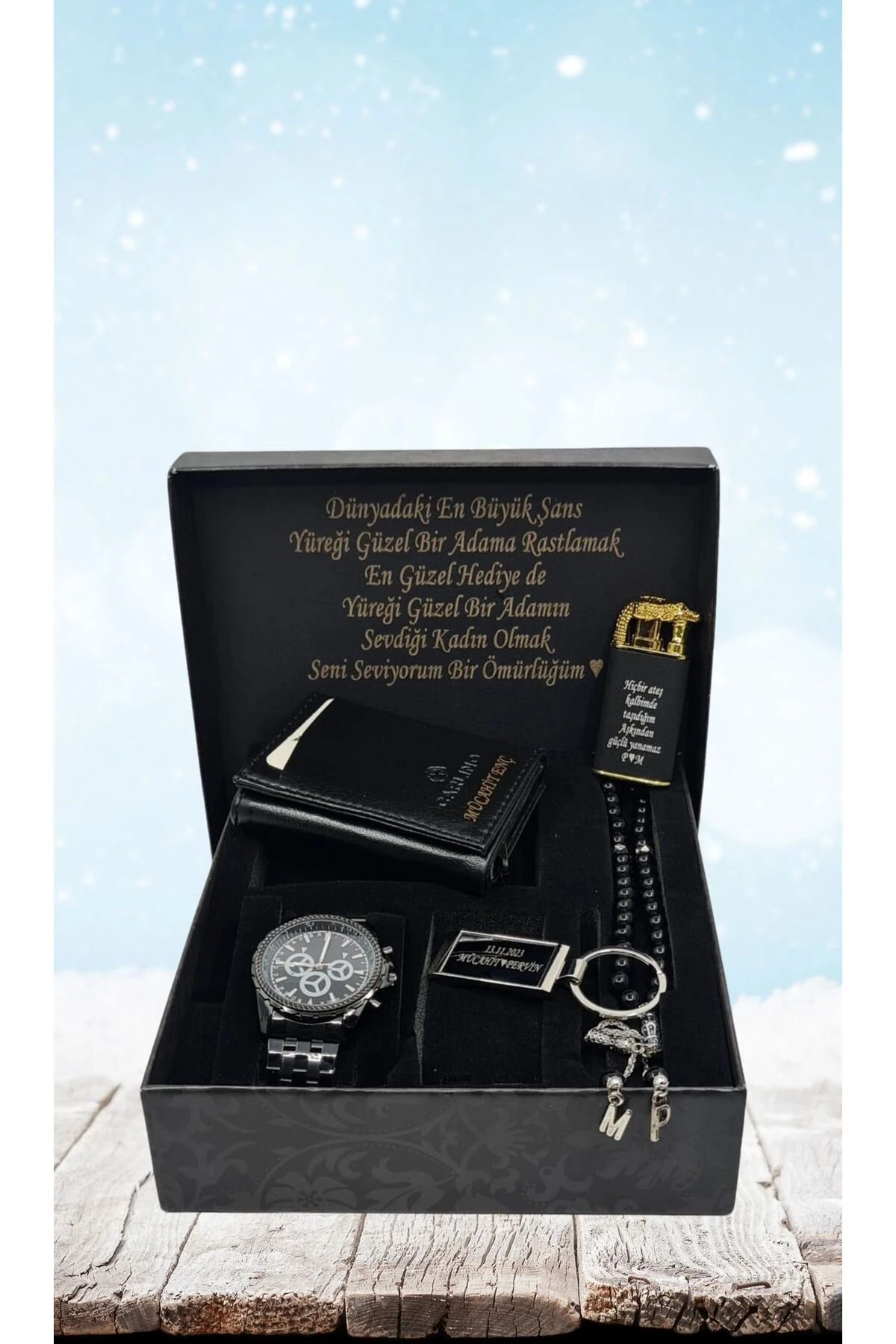 KİŞİYE ÖZEL HEDİYE SETİ (SAAT-MEKANİZMALI CÜZDAN -TESBİH- FİGÜRLÜ ÇAKMAK-METAL ANAHTARLIK)