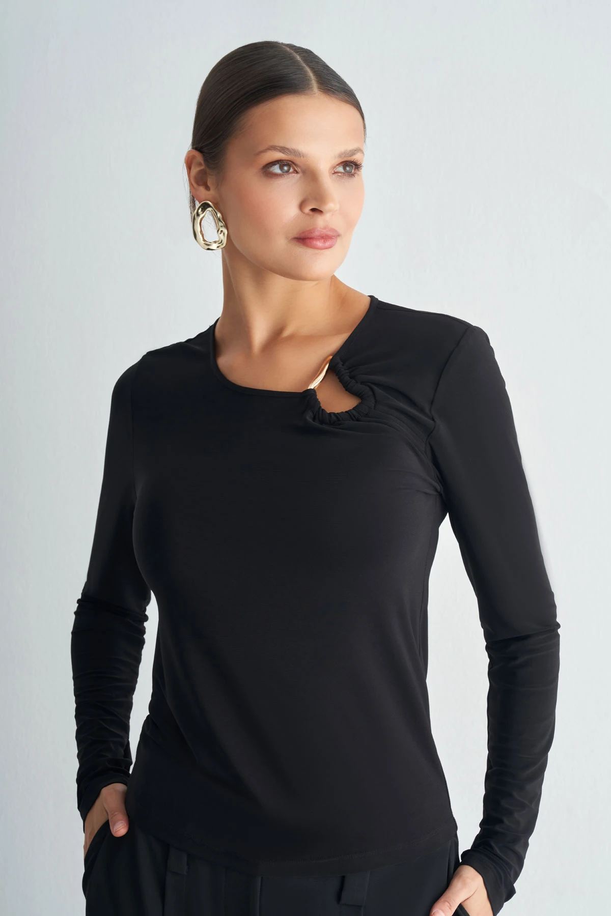 Aksesuar Detaylı Uzun Kollu Bluz - Siyah