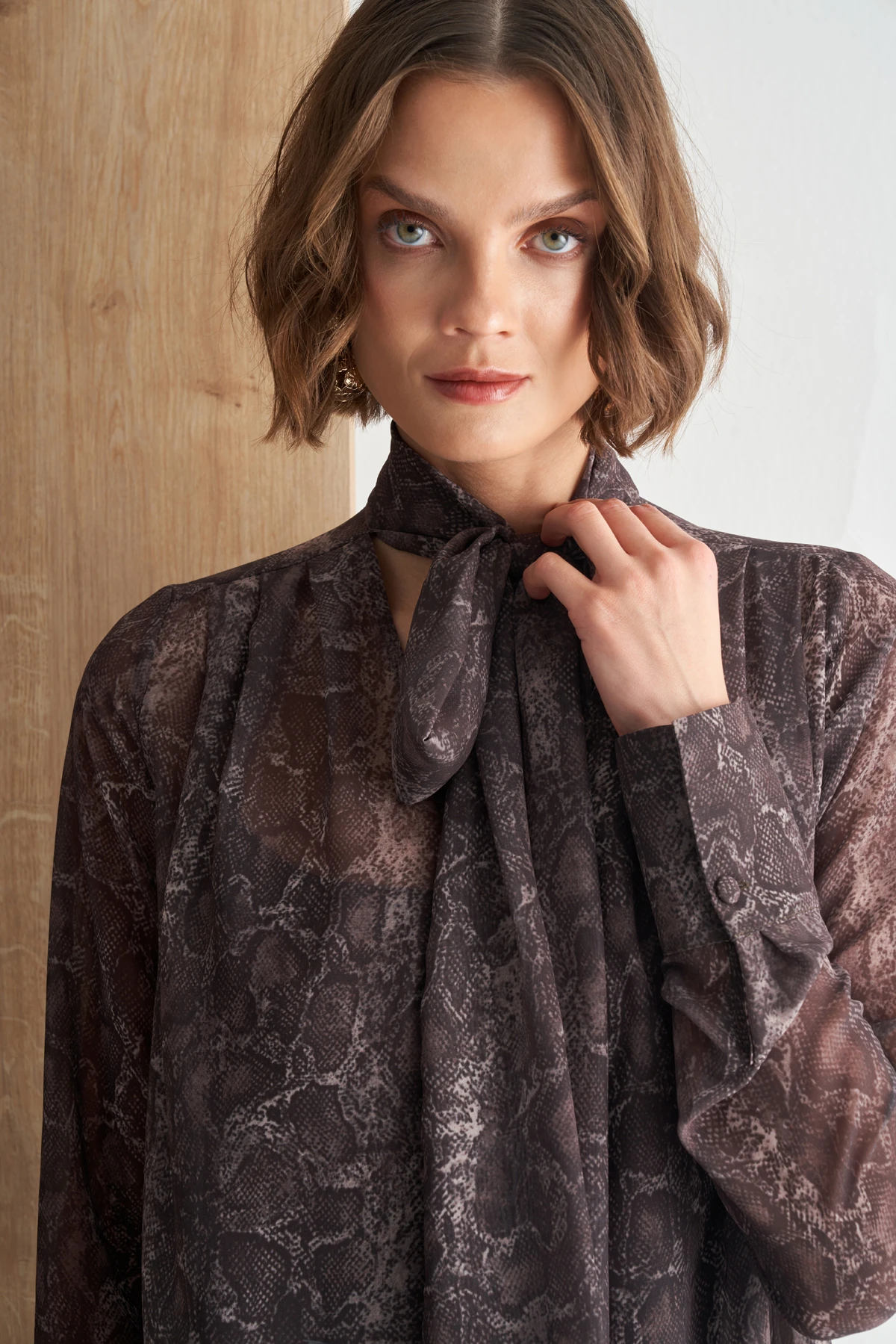 Yılan Desenli Şifon Fular Detaylı Bluz