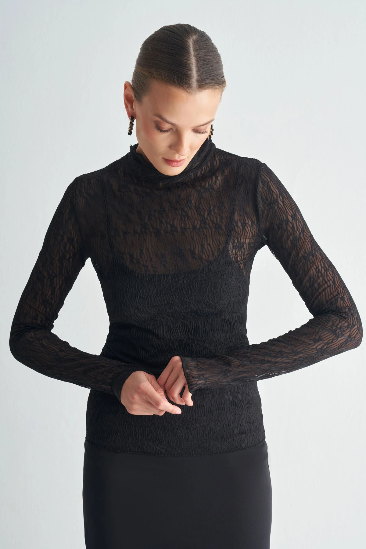 Dantel Dokulu Uzun Kollu Yarı Transparan Bluz