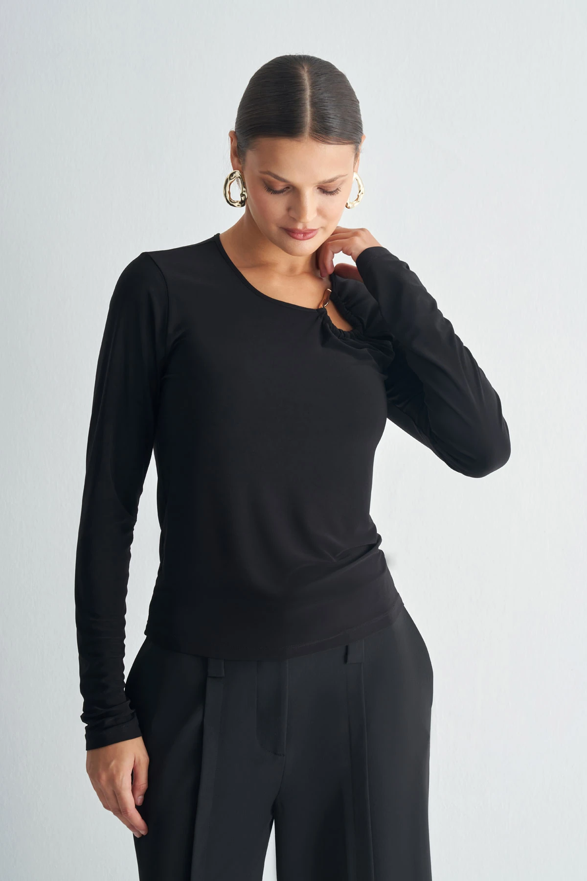 Aksesuar Detaylı Uzun Kollu Bluz - Siyah