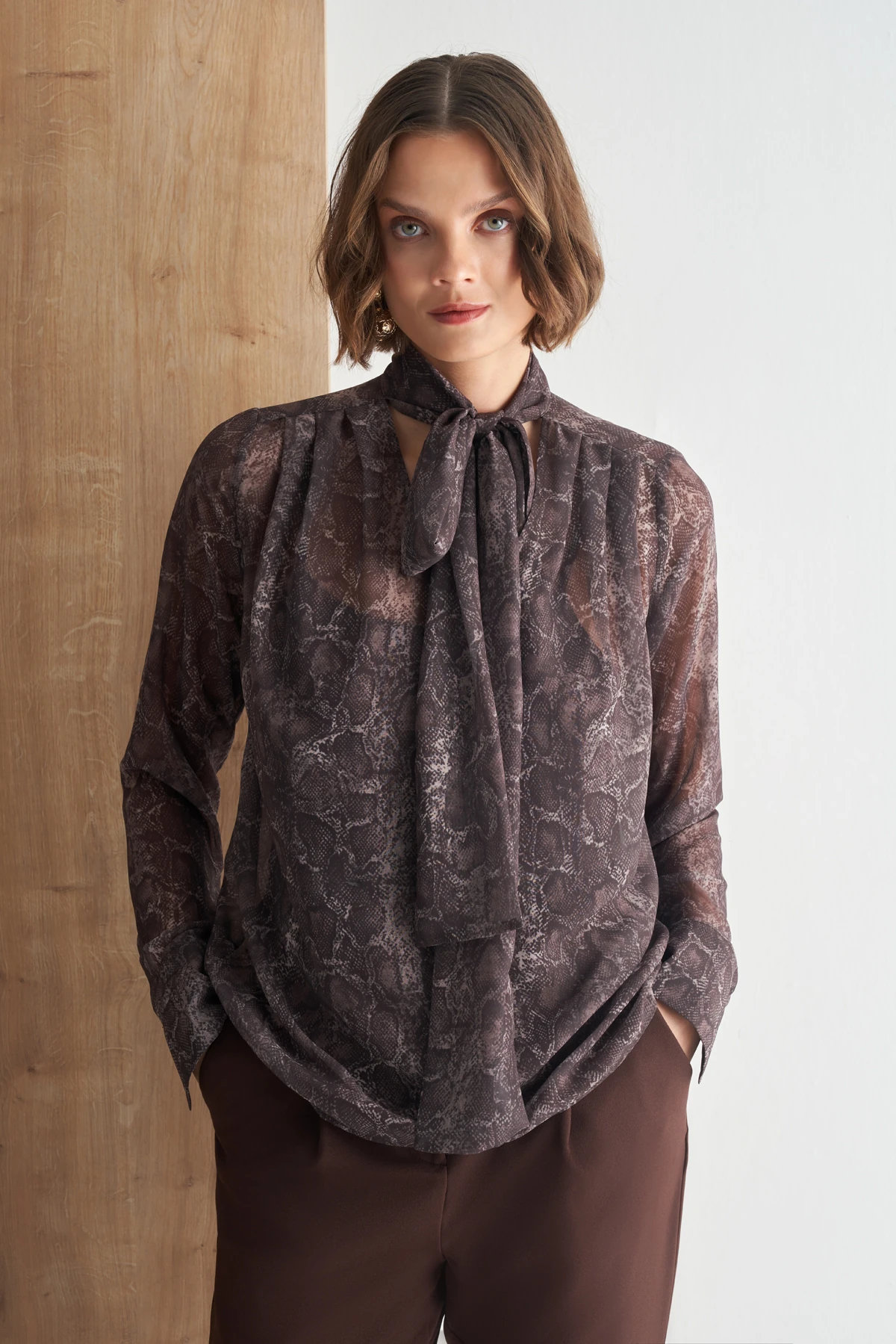 Yılan Desenli Şifon Fular Detaylı Bluz