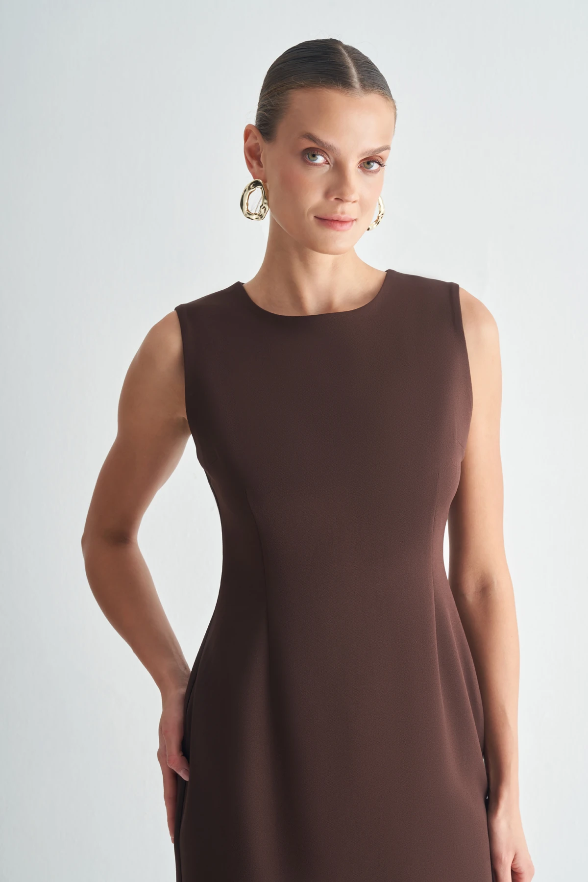 Kolsuz Mini Elbise – Düz Kesim, Minimal ve Zarif Tasarım