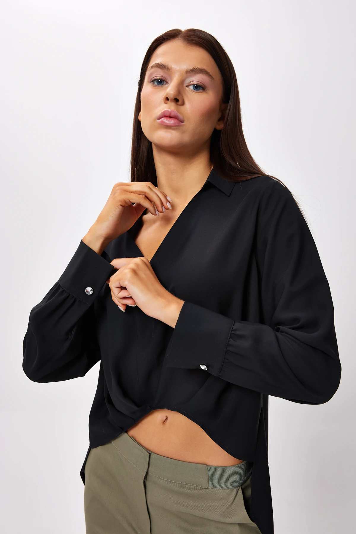 V Yaka Önden Düğmesiz Gömlek - Siyah